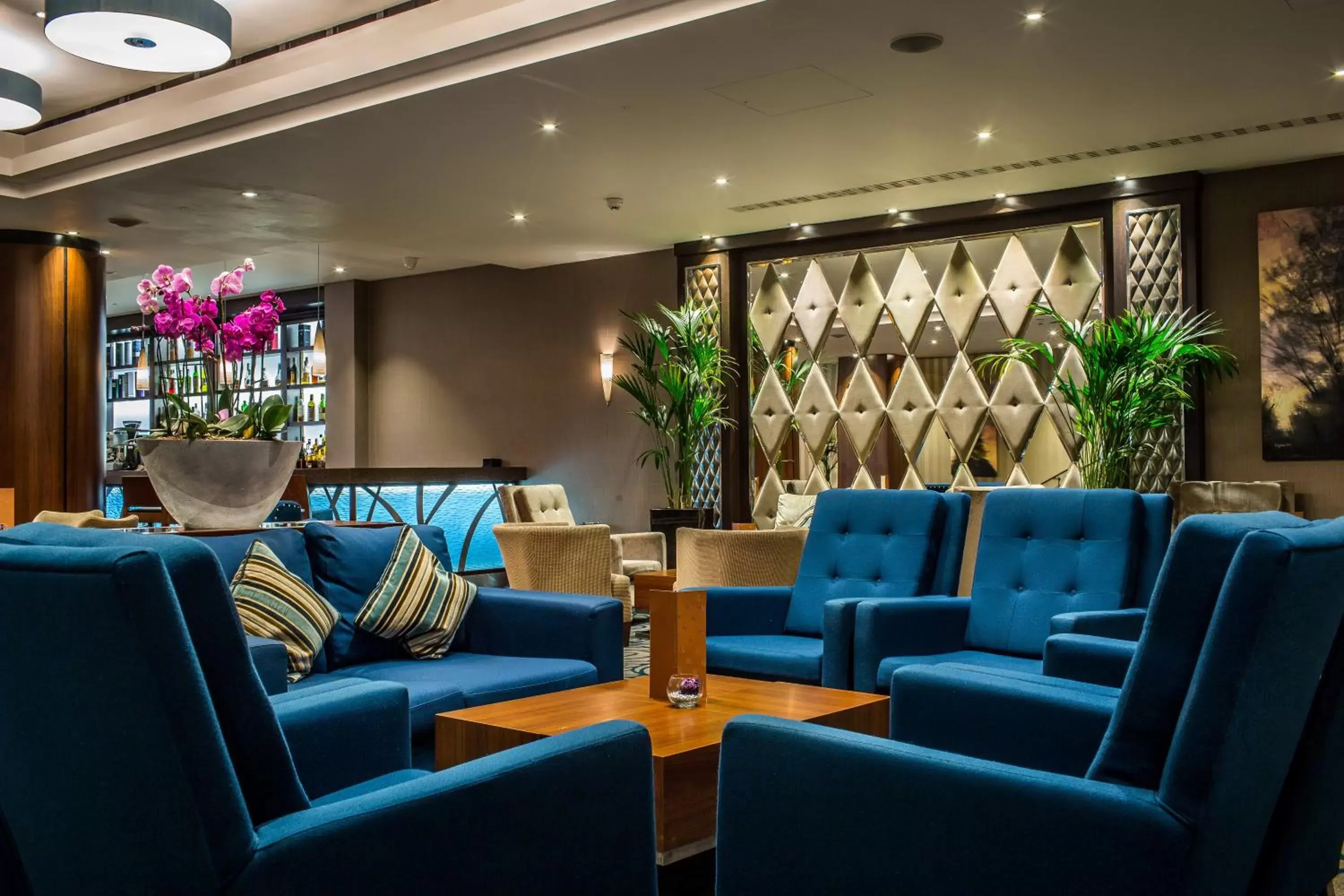 Lounge or bar in Holiday Inn London Kensington High St., an IHG Hotel