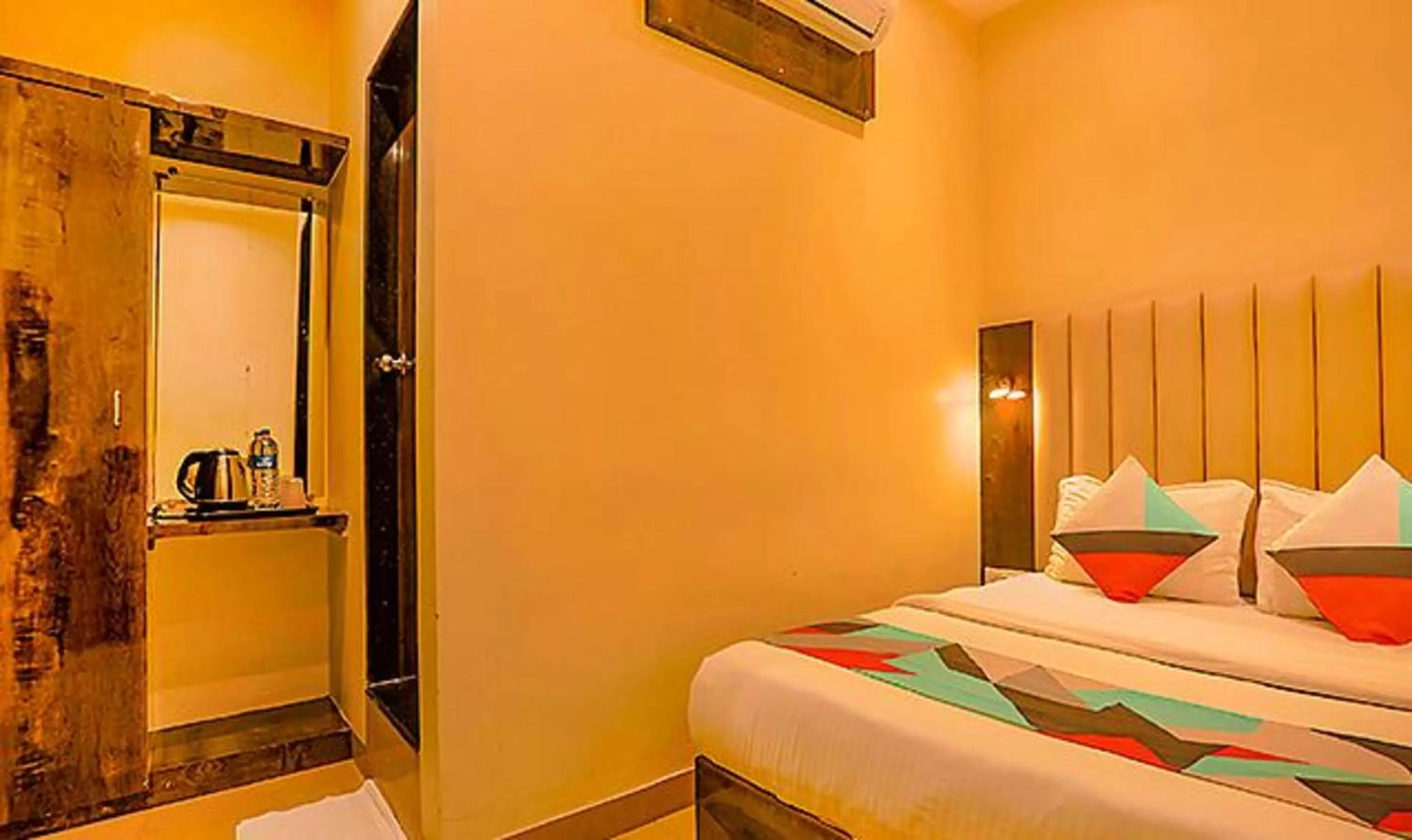 Bed in FabExpress Gateway Inn