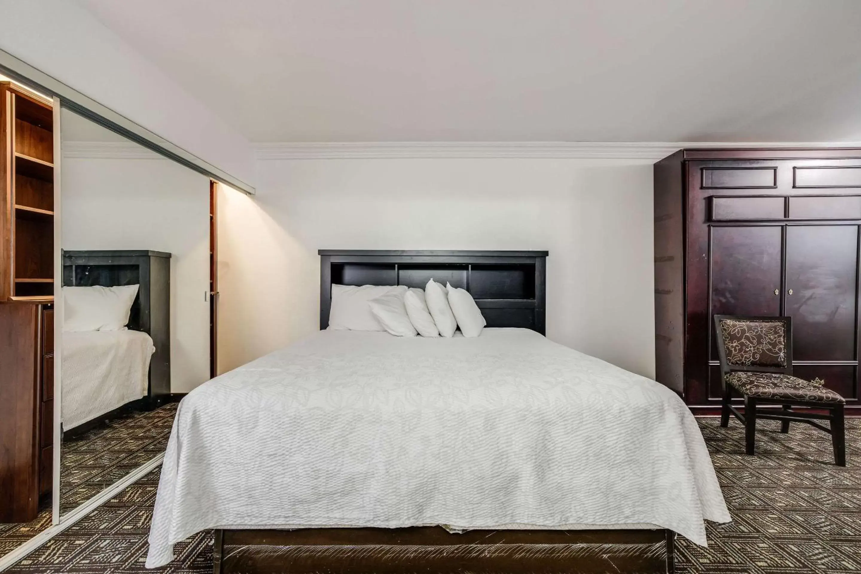 Bedroom, Bed in Rodeway Inn Temecula