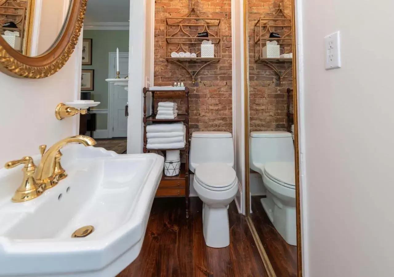 Bathroom in Linden - A Historic Bed and Breakfast