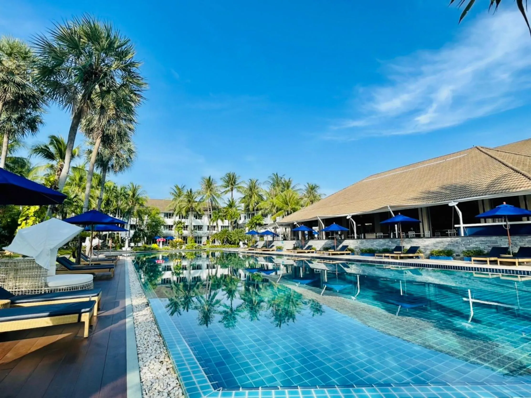 Swimming pool in NH Boat Lagoon Phuket Resort
