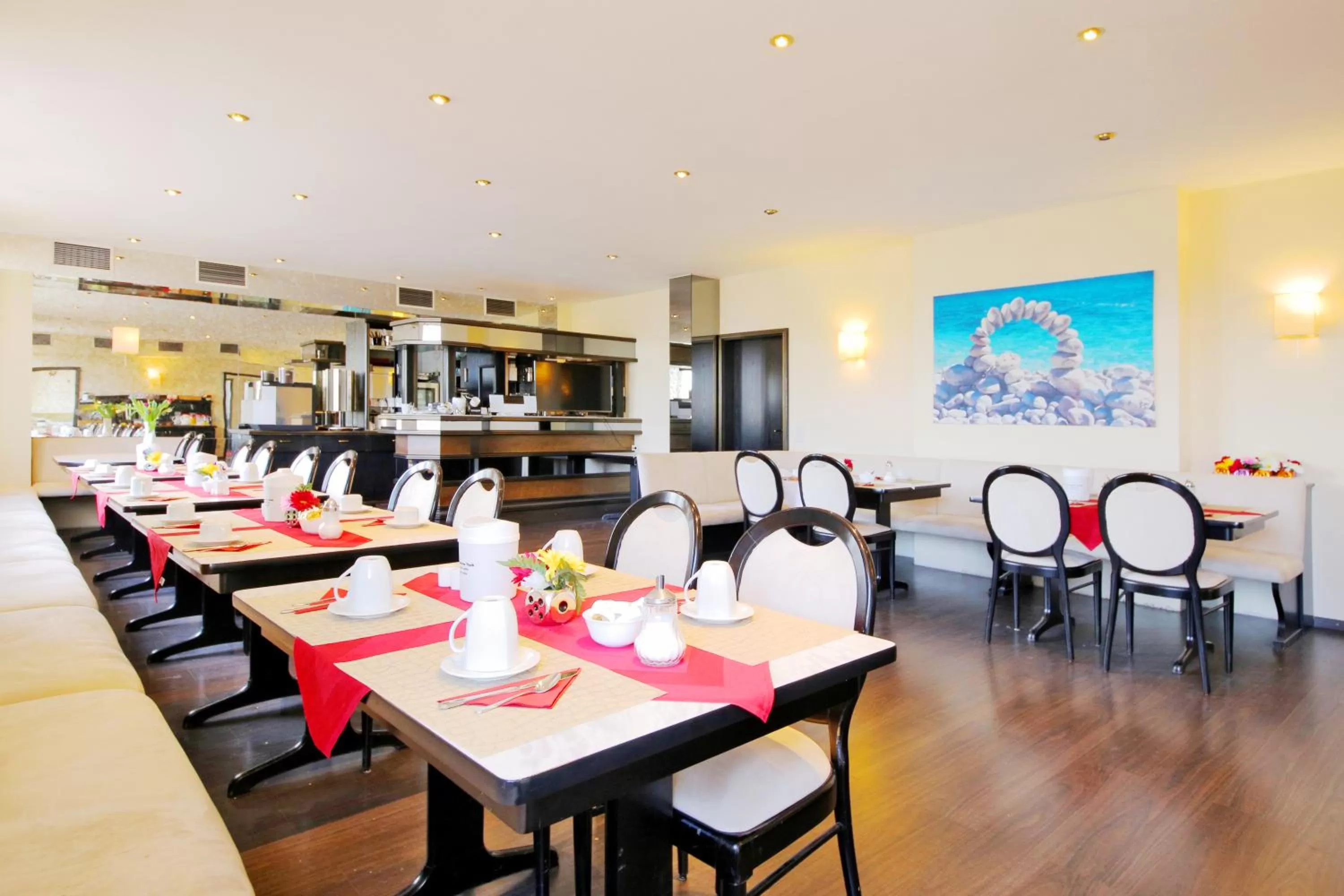 Restaurant/places to eat in Hotel Kick