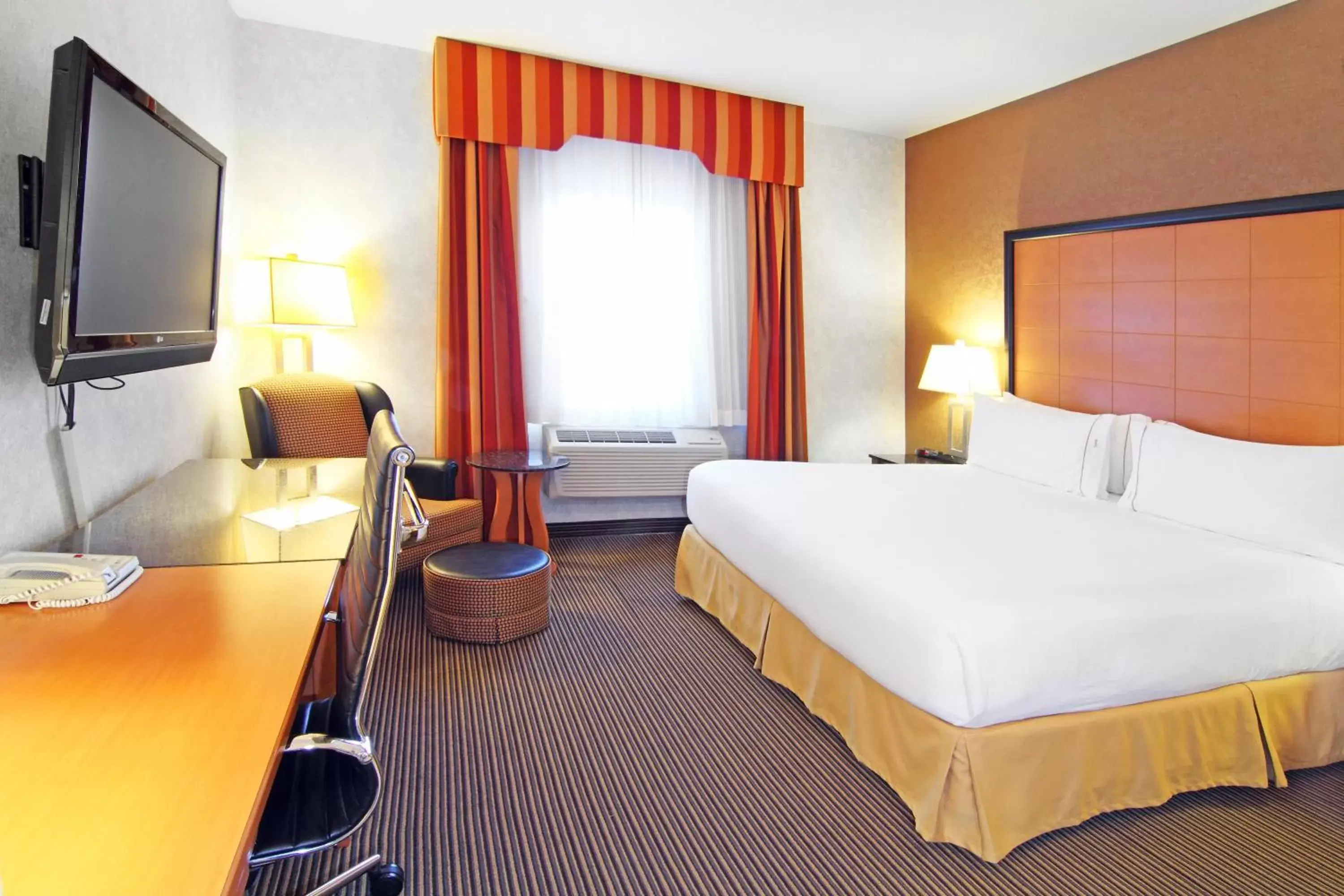 Photo of the whole room, Bed in Holiday Inn Express Calgary South, an IHG Hotel