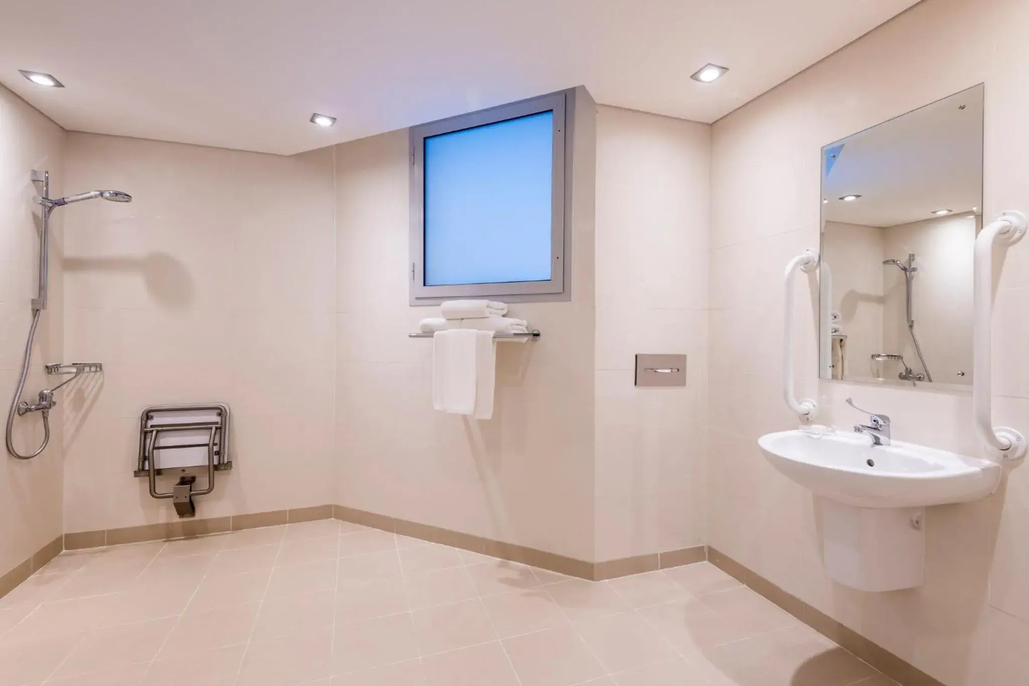 Photo of the whole room, Bathroom in Holiday Inn AlSeeb Muscat, an IHG Hotel