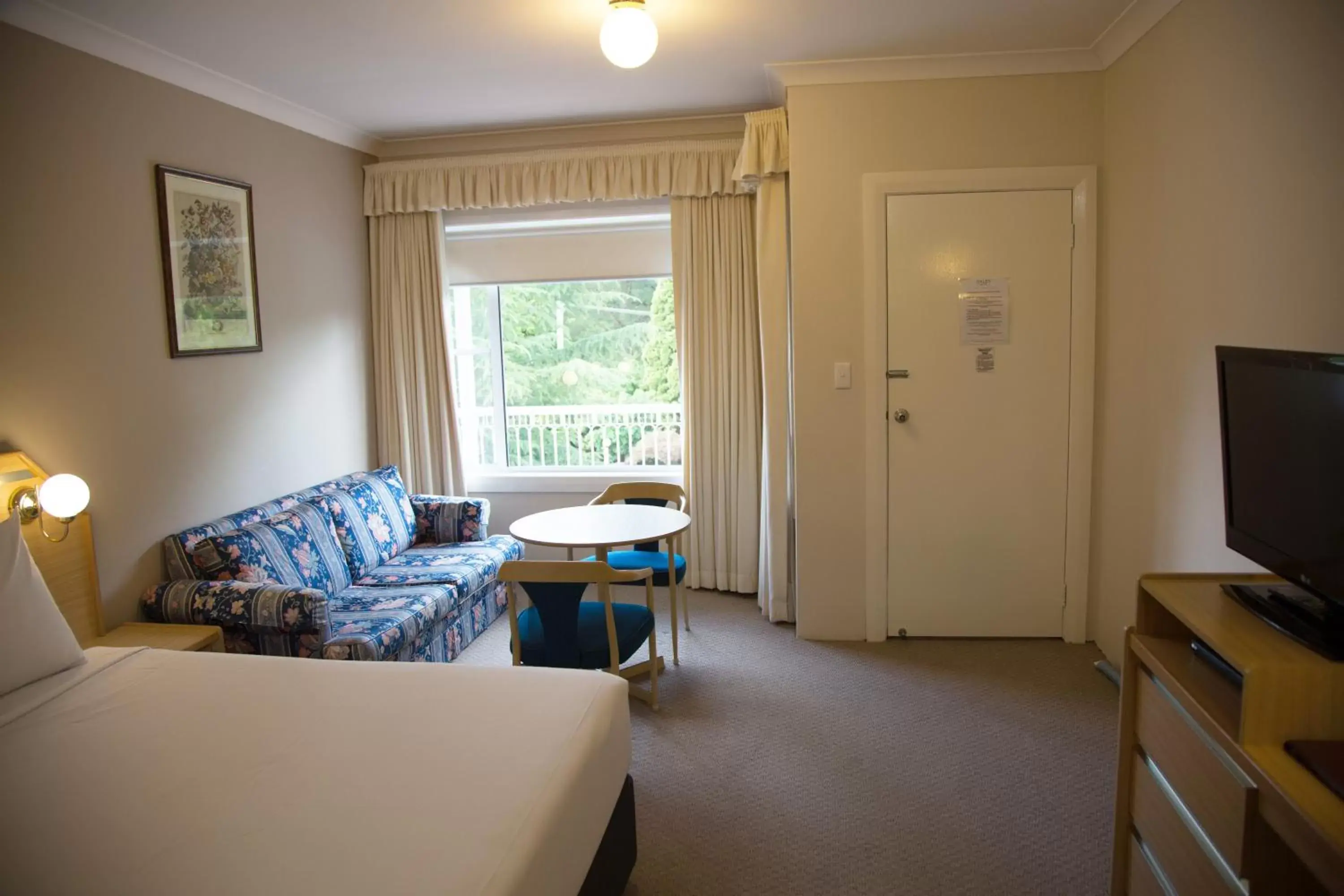 Photo of the whole room, Seating Area in Oxley Motel