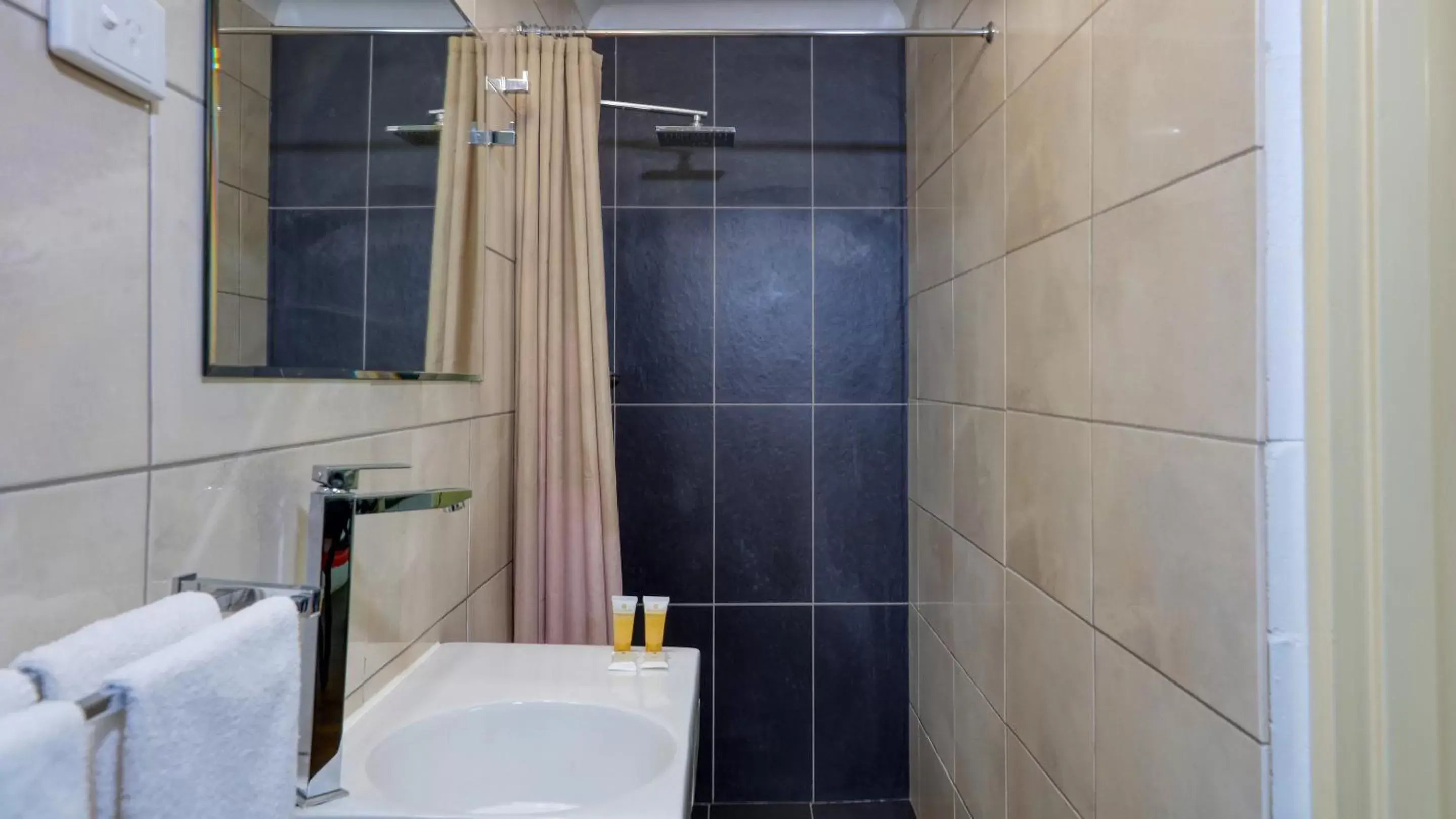 Standard Queen Room in Azalea Motel Standard Queen Room in Azalea Motel