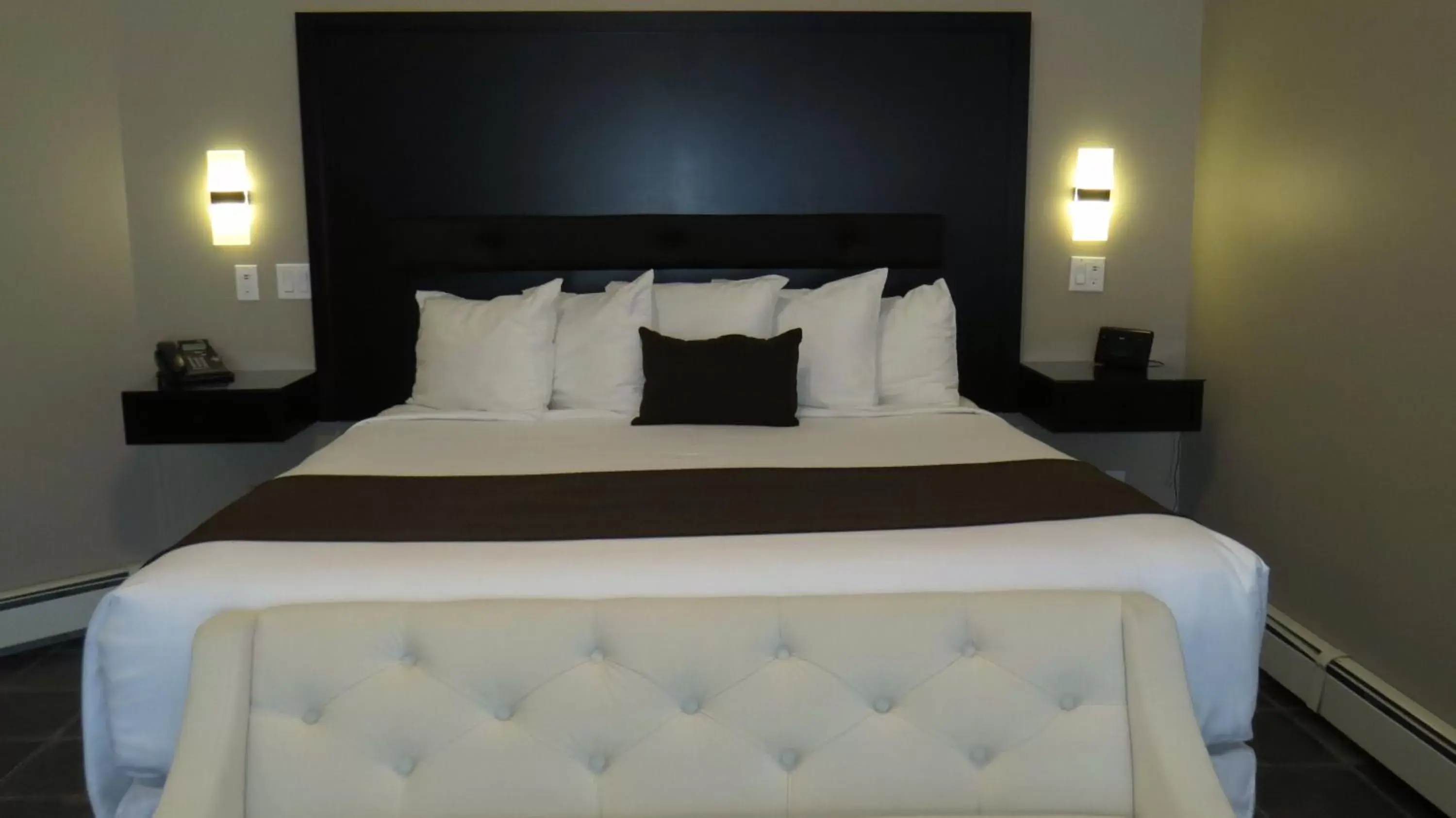 Bed in Dockside Suites