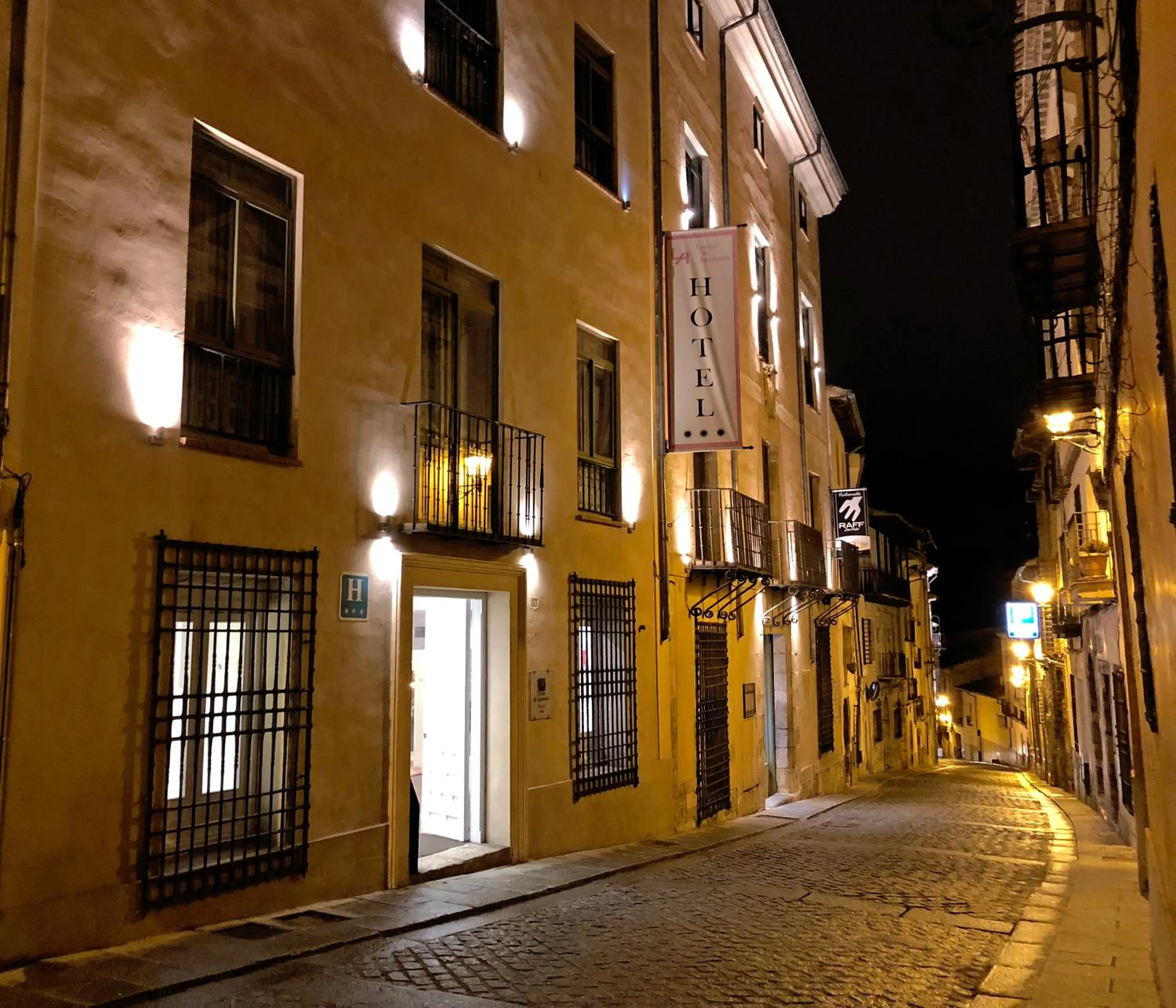 Facade/entrance in Hotel Leonor de Aquitania