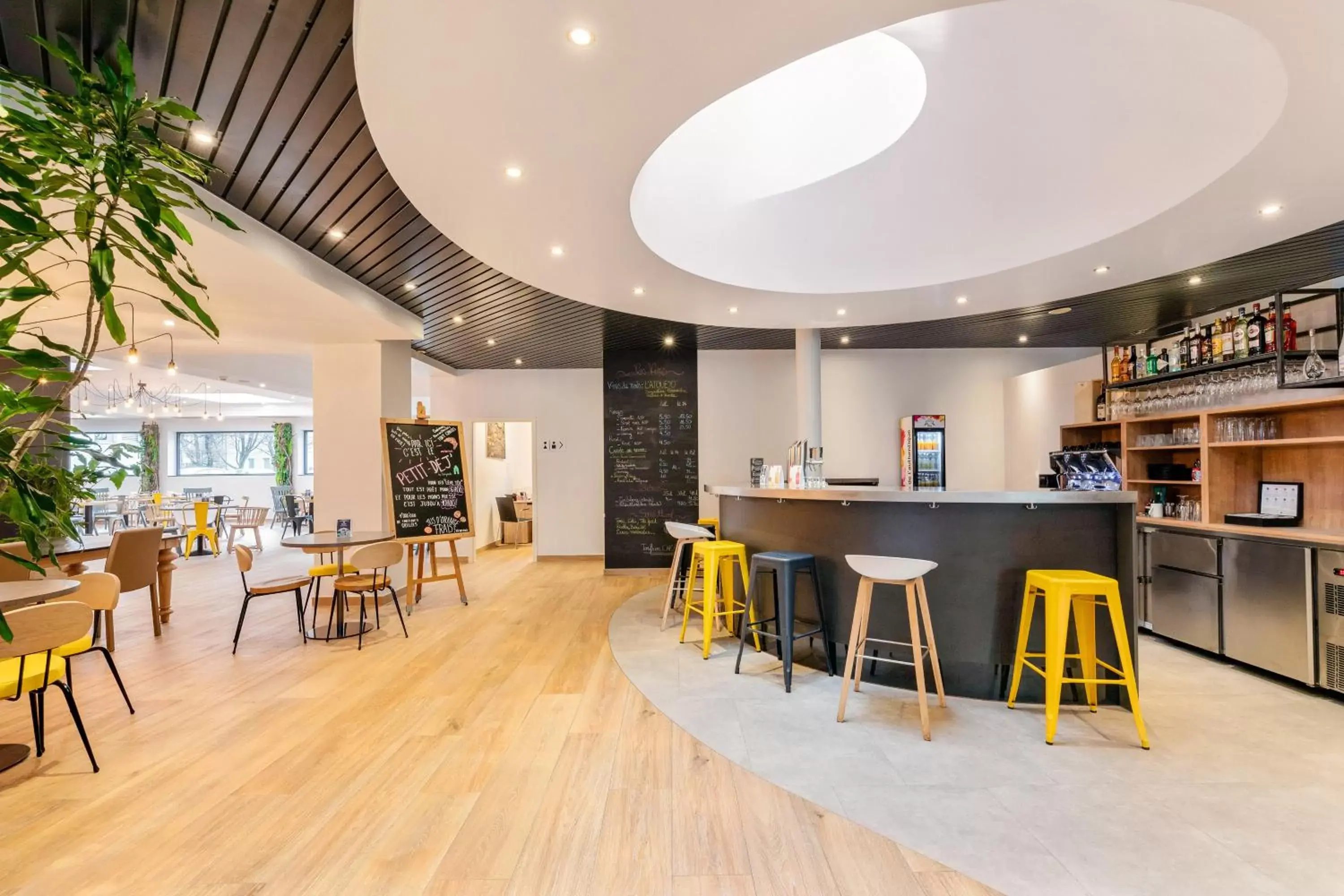 Lounge or bar in Campanile Martigny Lounge or bar in Campanile Martigny