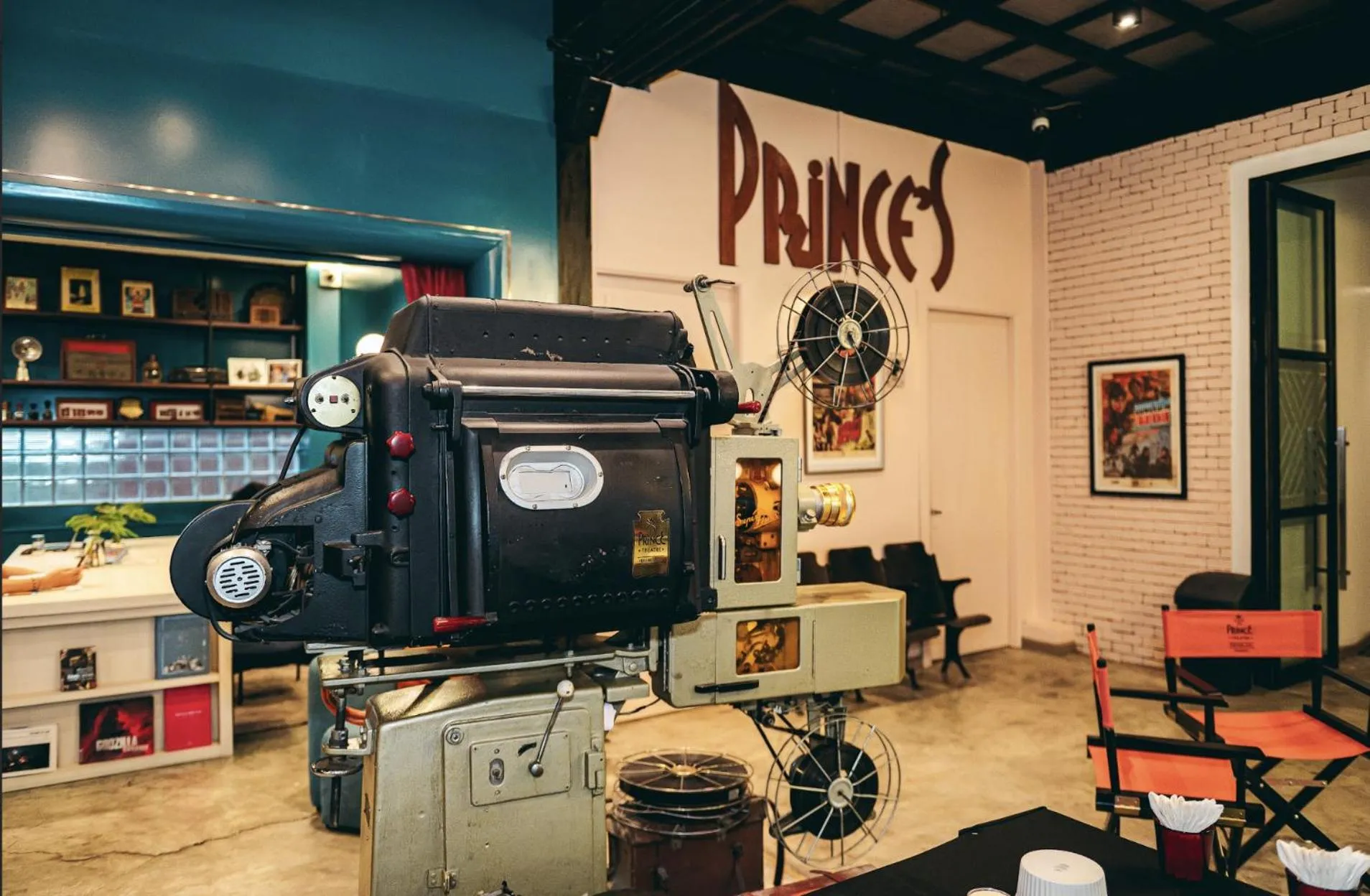Seating area in Prince Theatre Heritage Stay Hostel - Silom