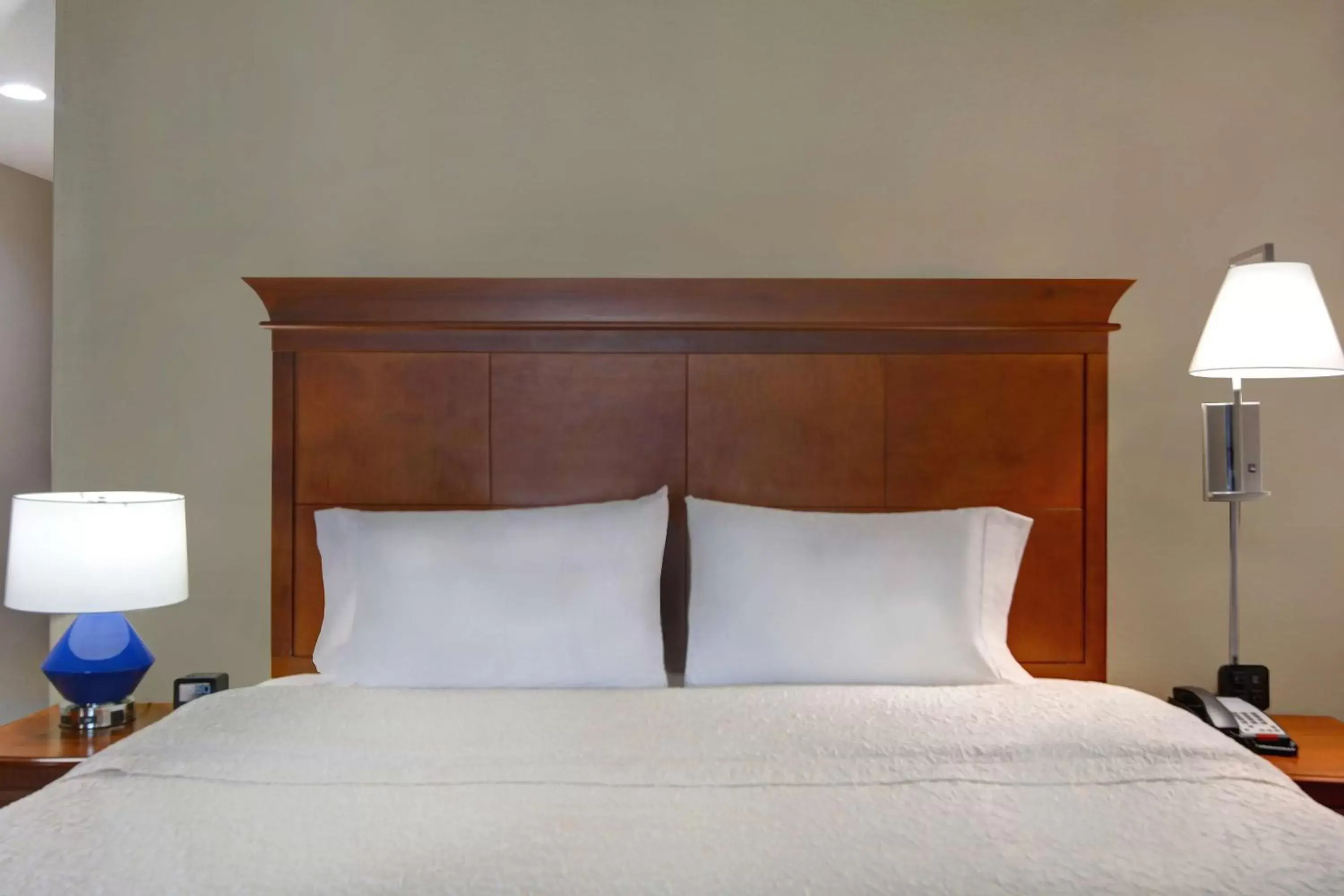 Bed in Hampton Inn & Suites Birmingham-Hoover-Galleria Bed in Hampton Inn & Suites Birmingham-Hoover-Galleria