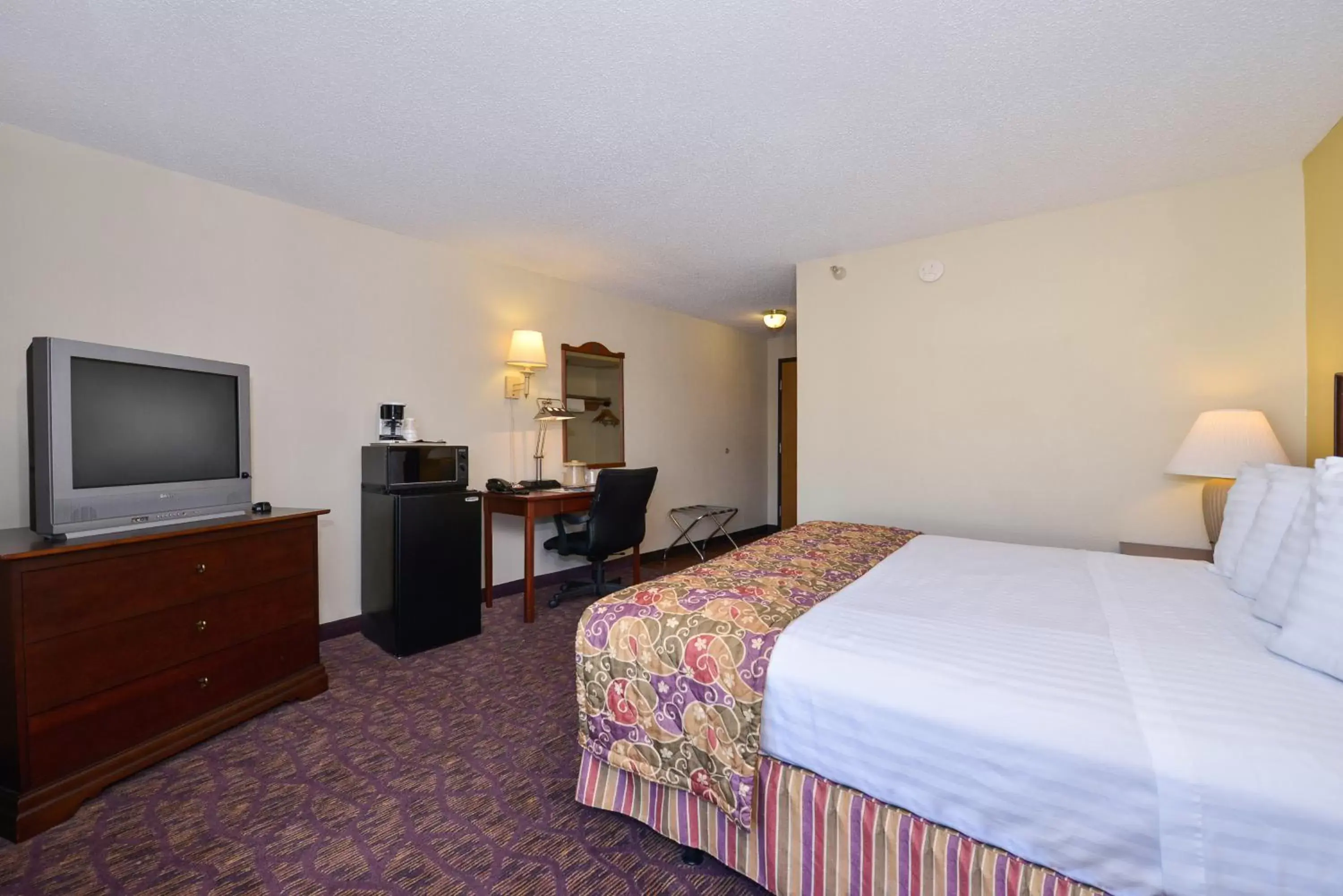 Bedroom, Bed in Lamplighter Inn-South