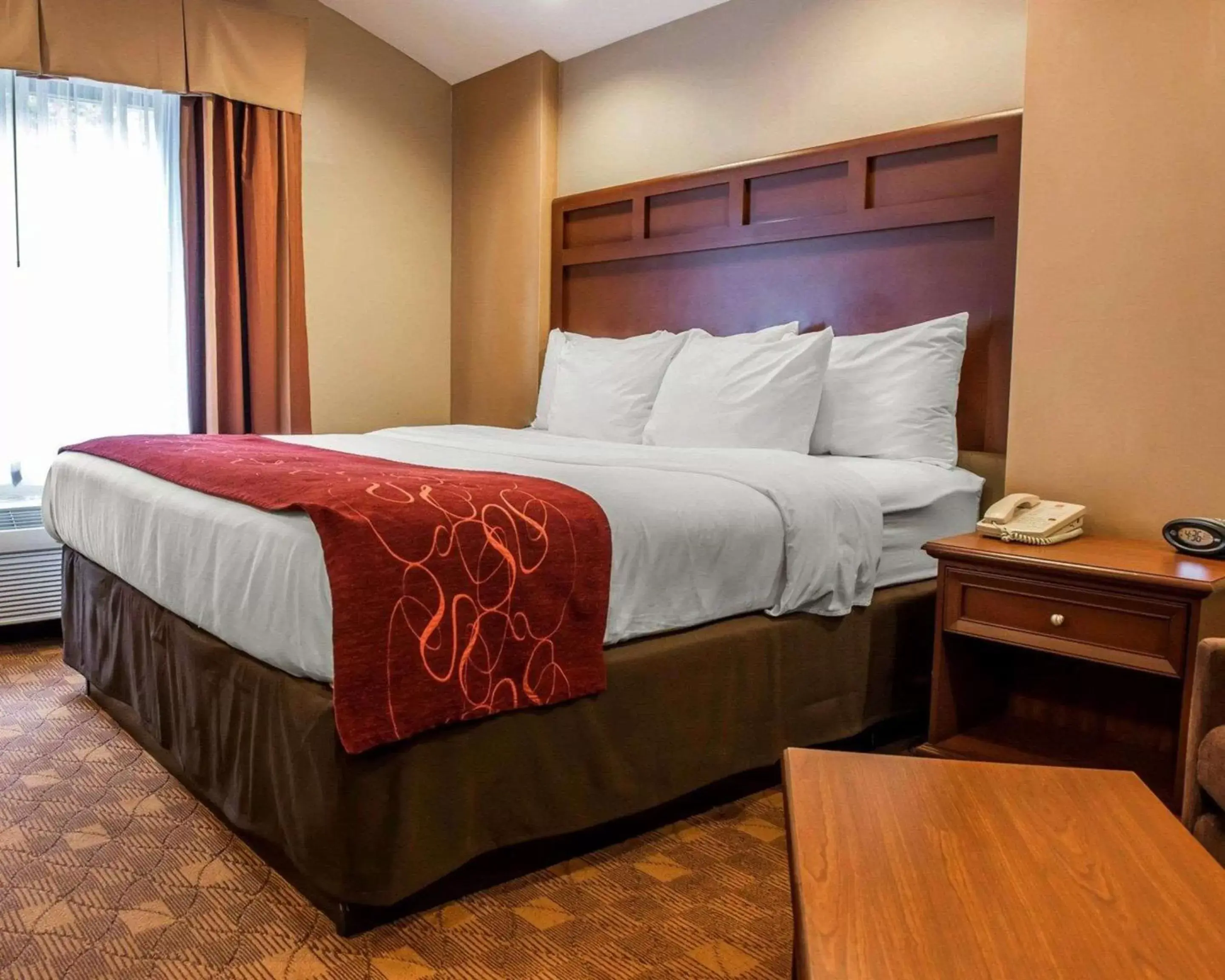 Photo of the whole room, Bed in Comfort Suites Monaca