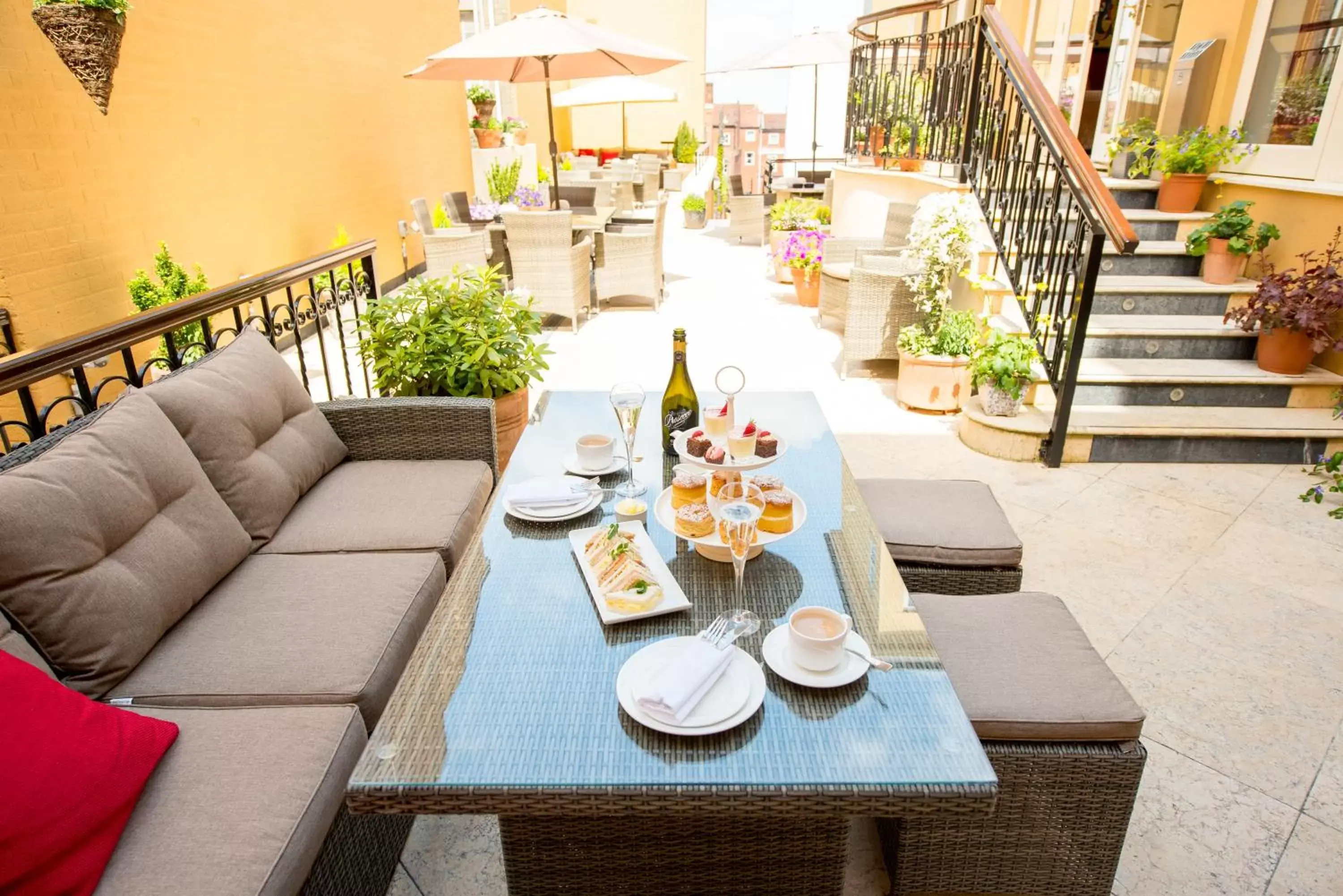 Balcony/Terrace, Restaurant/Places to Eat in St Giles House Hotel