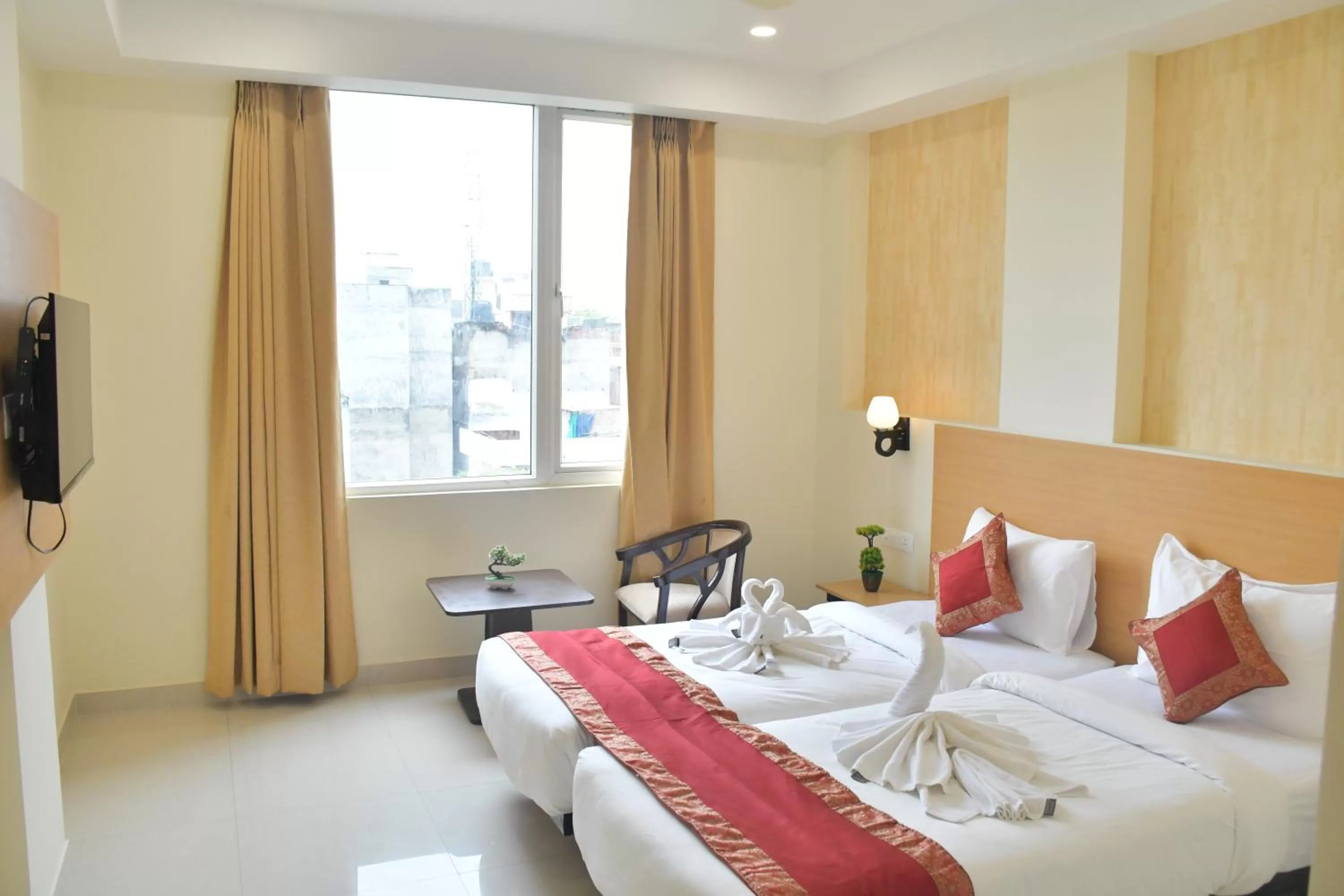 Bed in Hotel Yatharth Inn