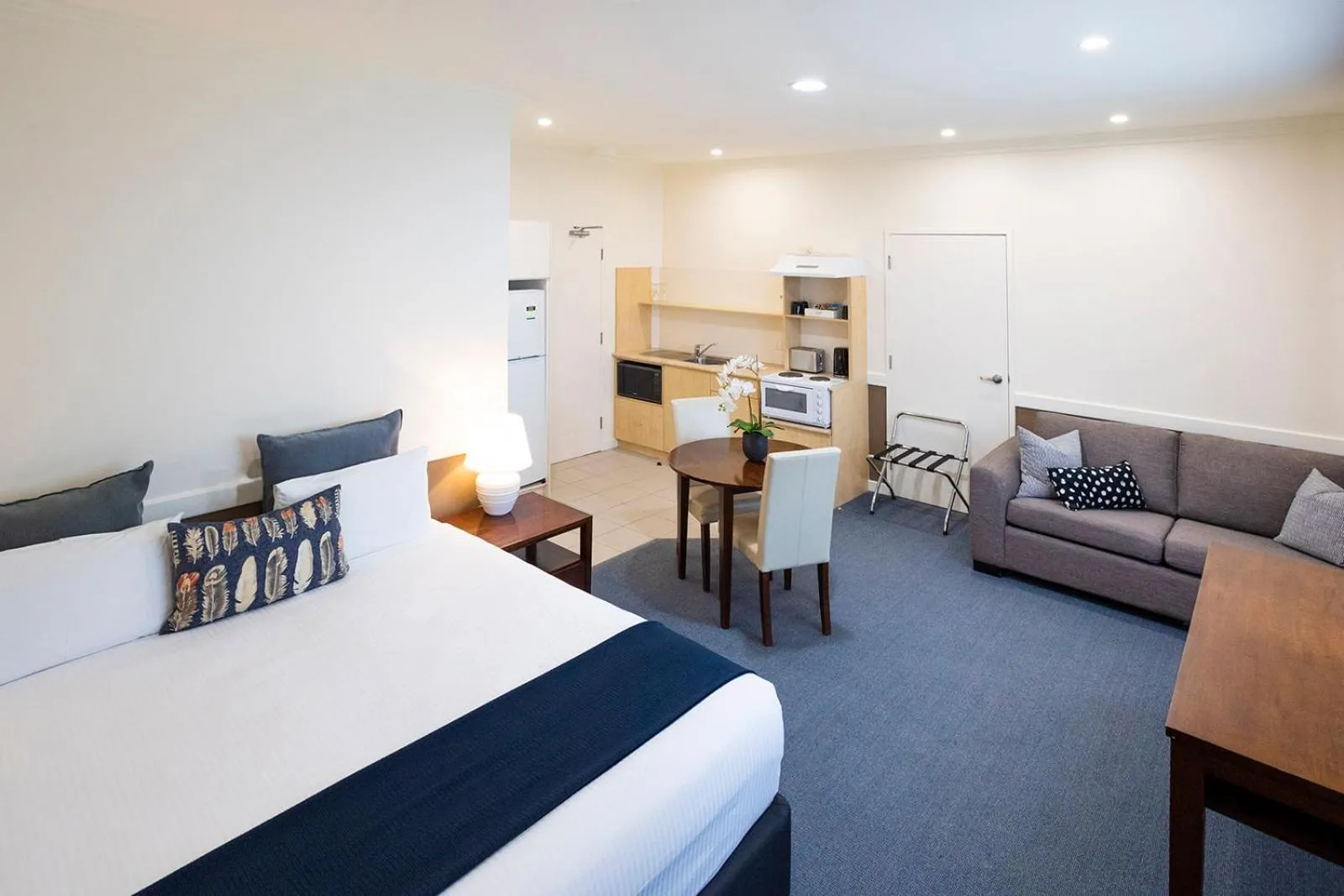 Bed in Hawkesbury Race Club Motel