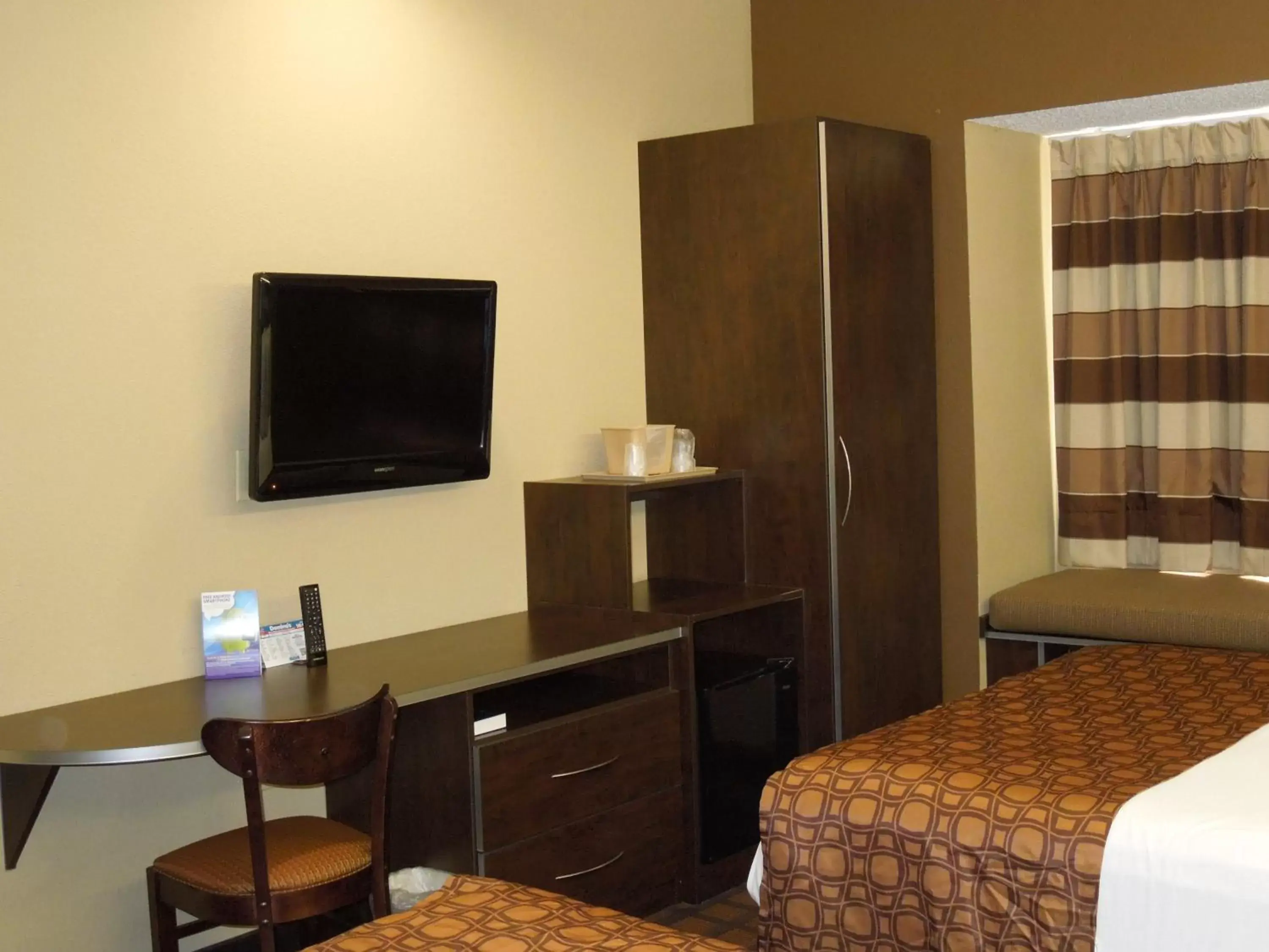 Bed, TV/Entertainment Center in Microtel Inn & Suites by Wyndham Harrisonburg