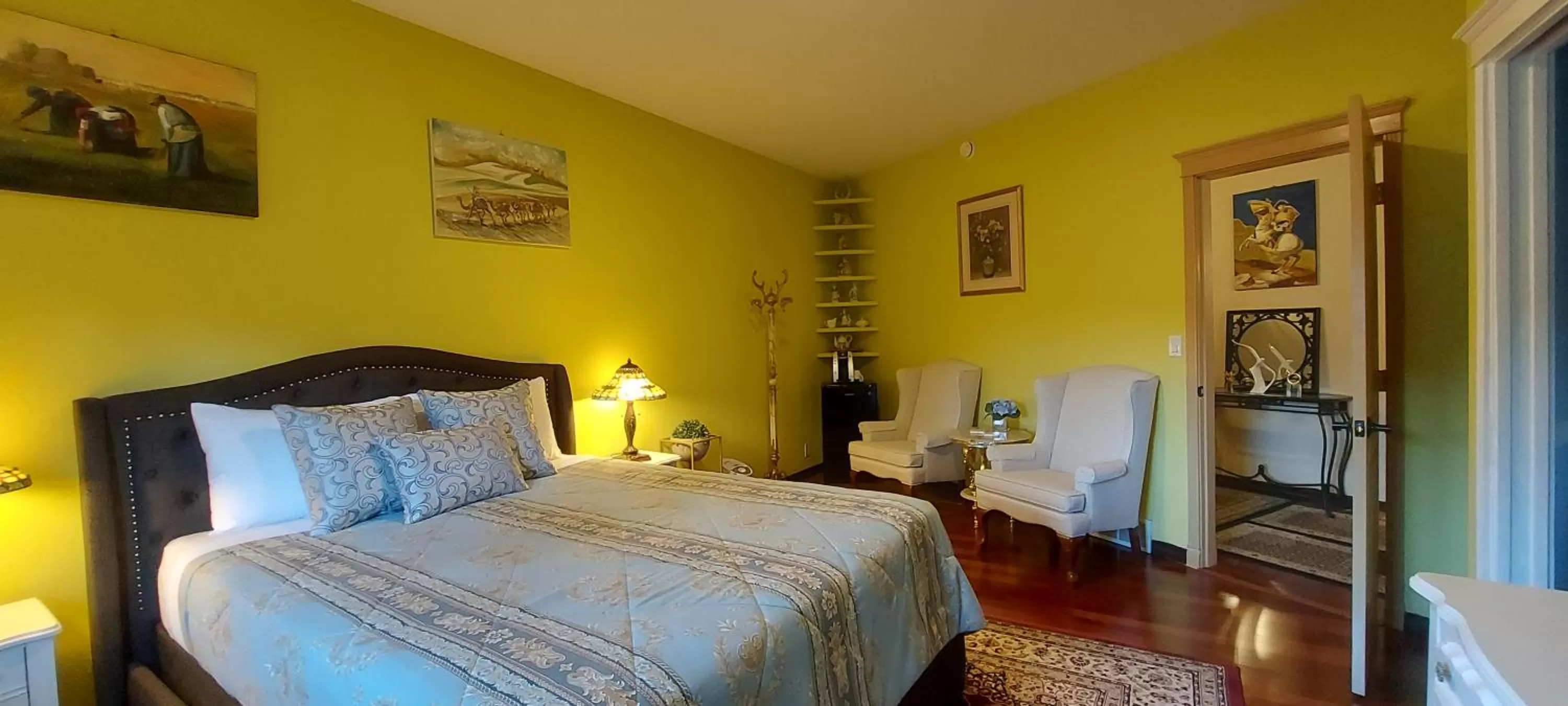 Bedroom, Bed in Summer Express Kelowna B&B - Villa Bellissimo Fran-Talia