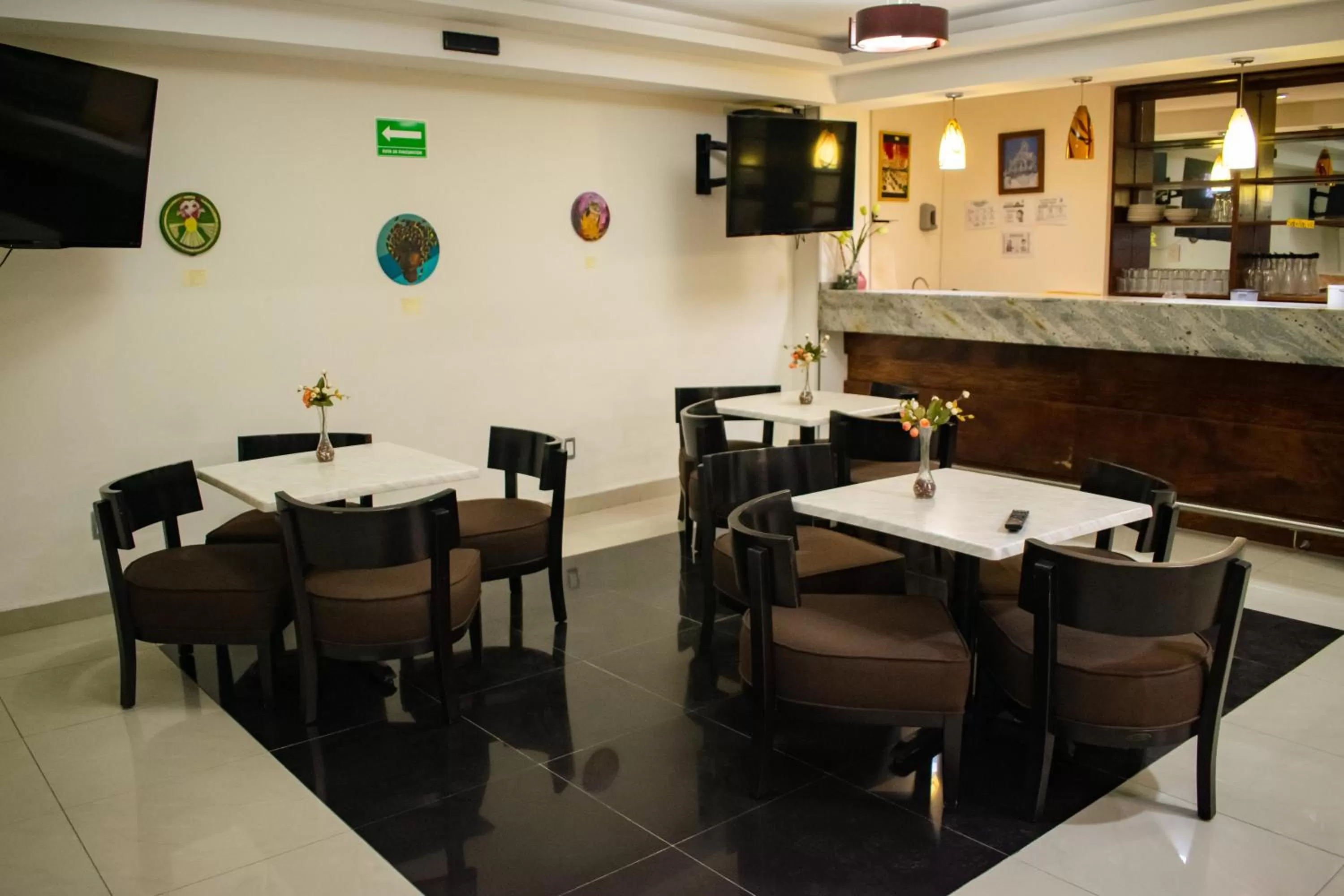 Restaurant/places to eat in Hotel Granda Inn