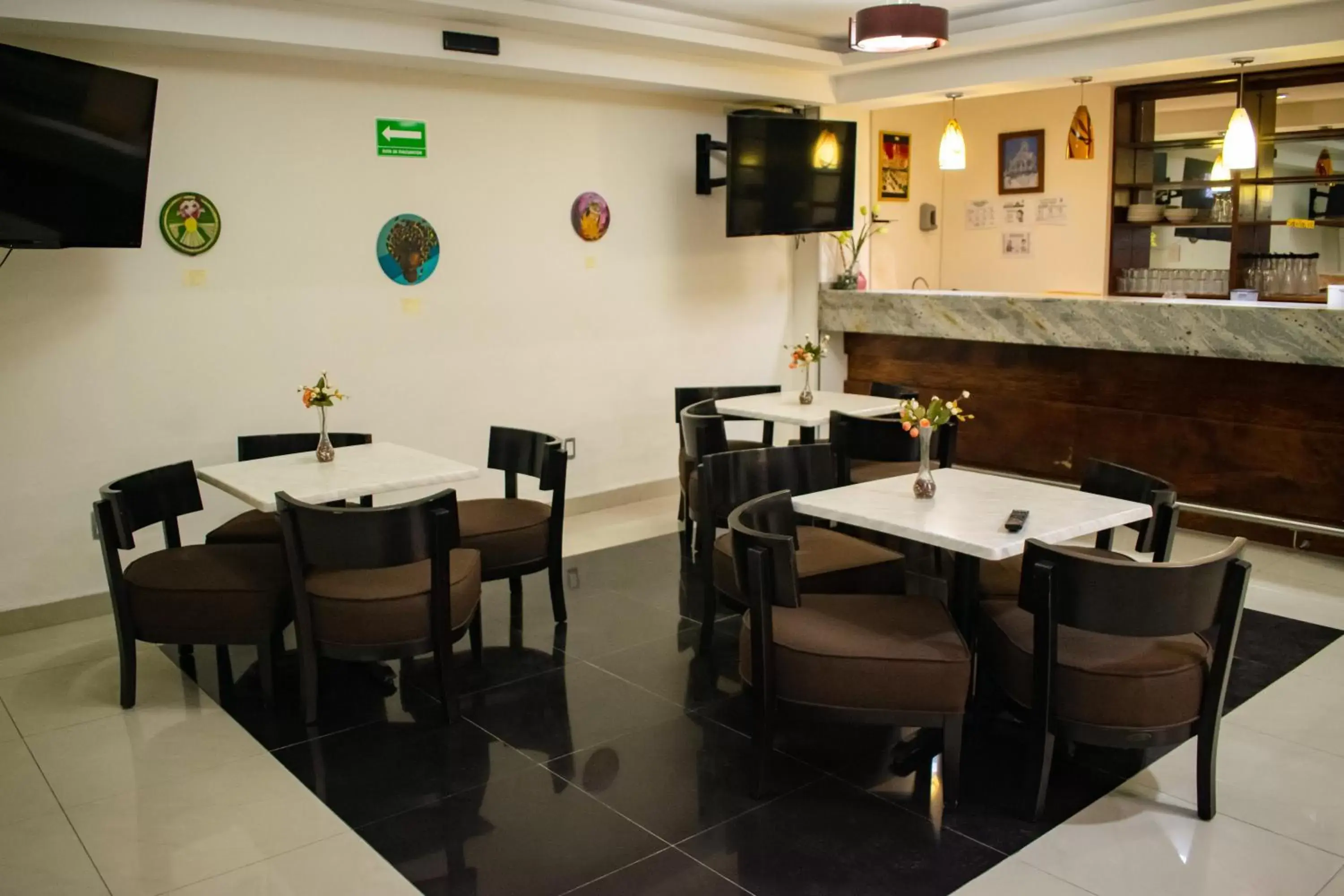 Restaurant/Places to Eat in Hotel Granda Inn