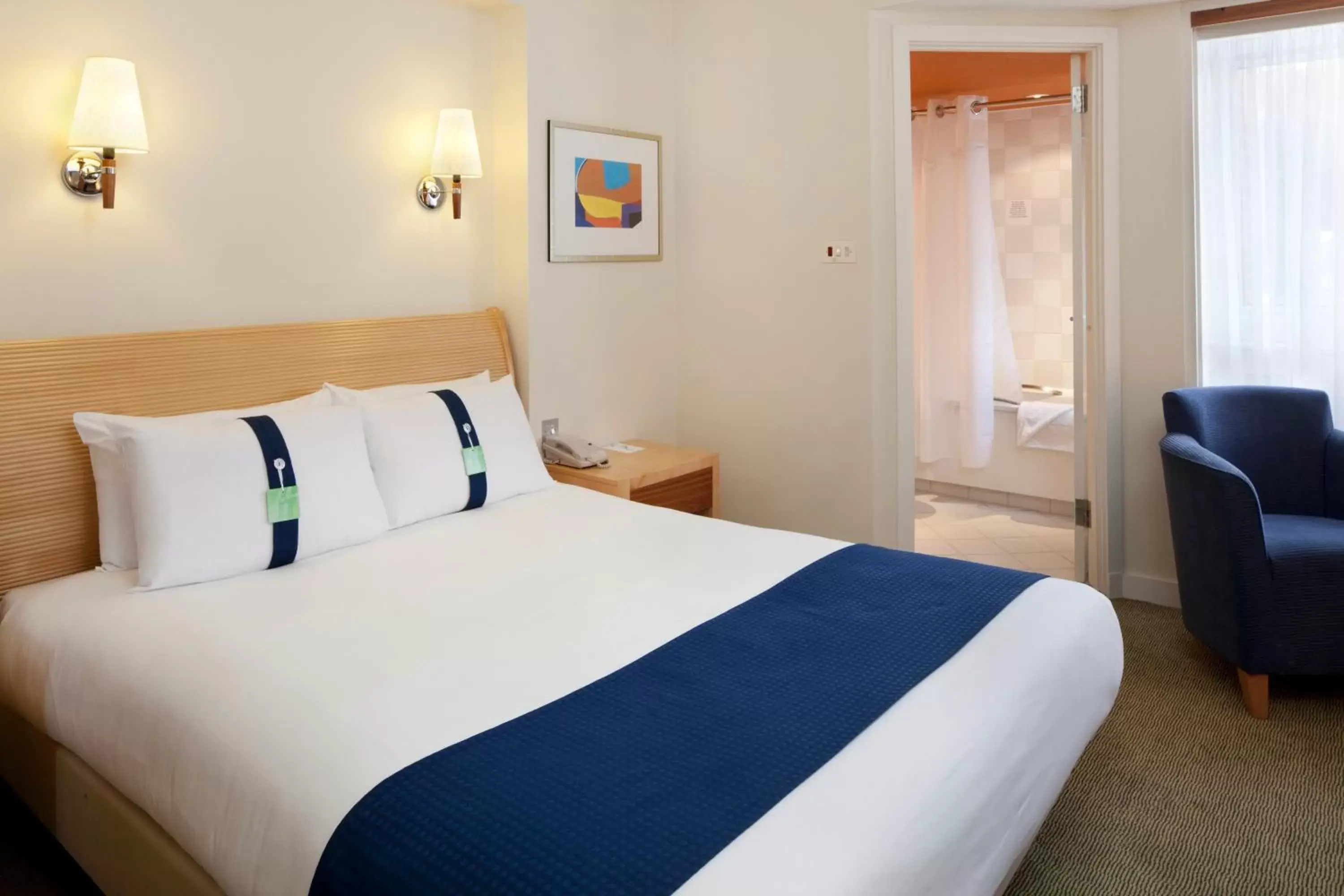 Bed in Holiday Inn Basingstoke, an IHG Hotel