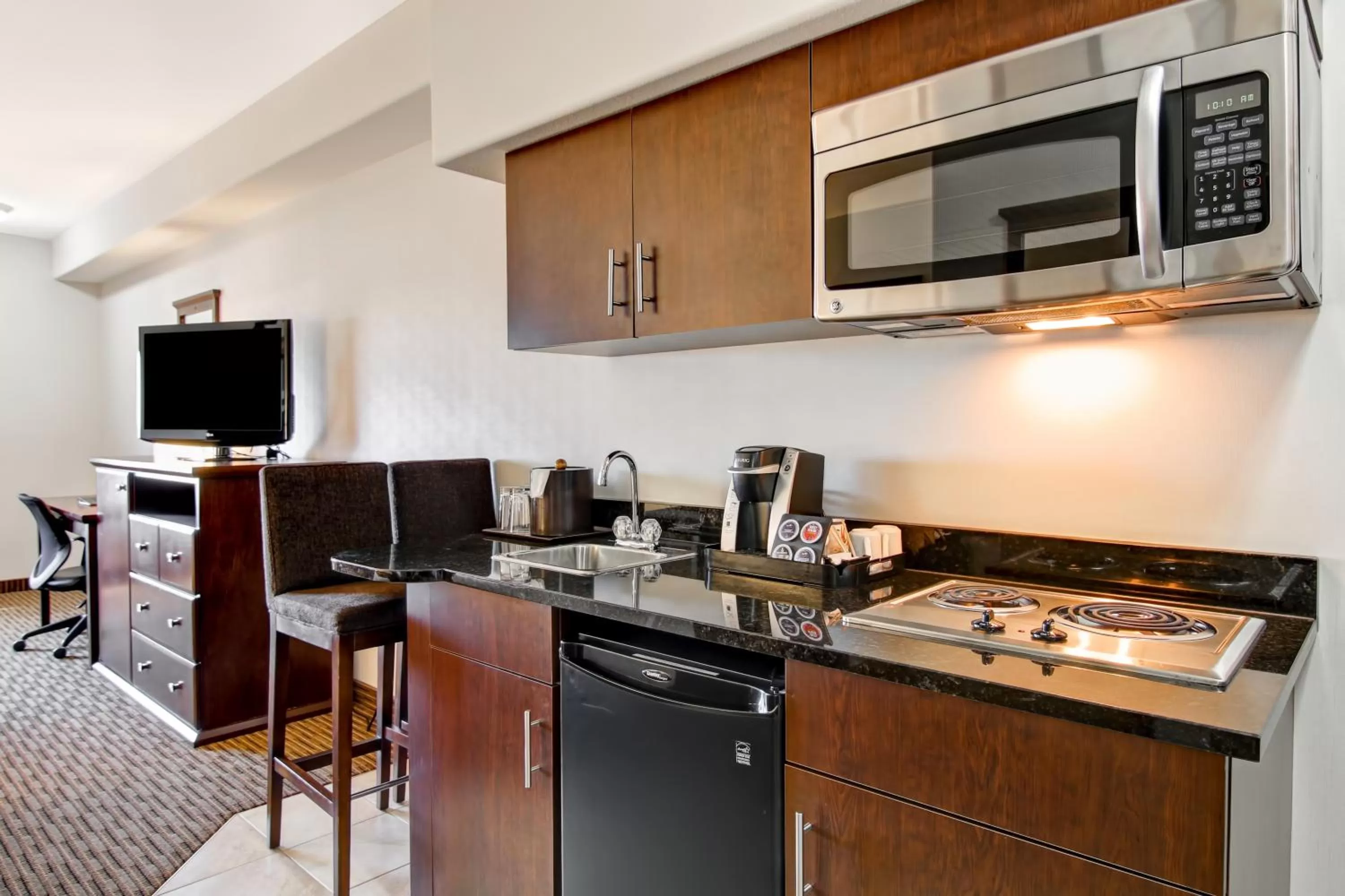 Kitchen or kitchenette in Canalta Hotel Moosomin