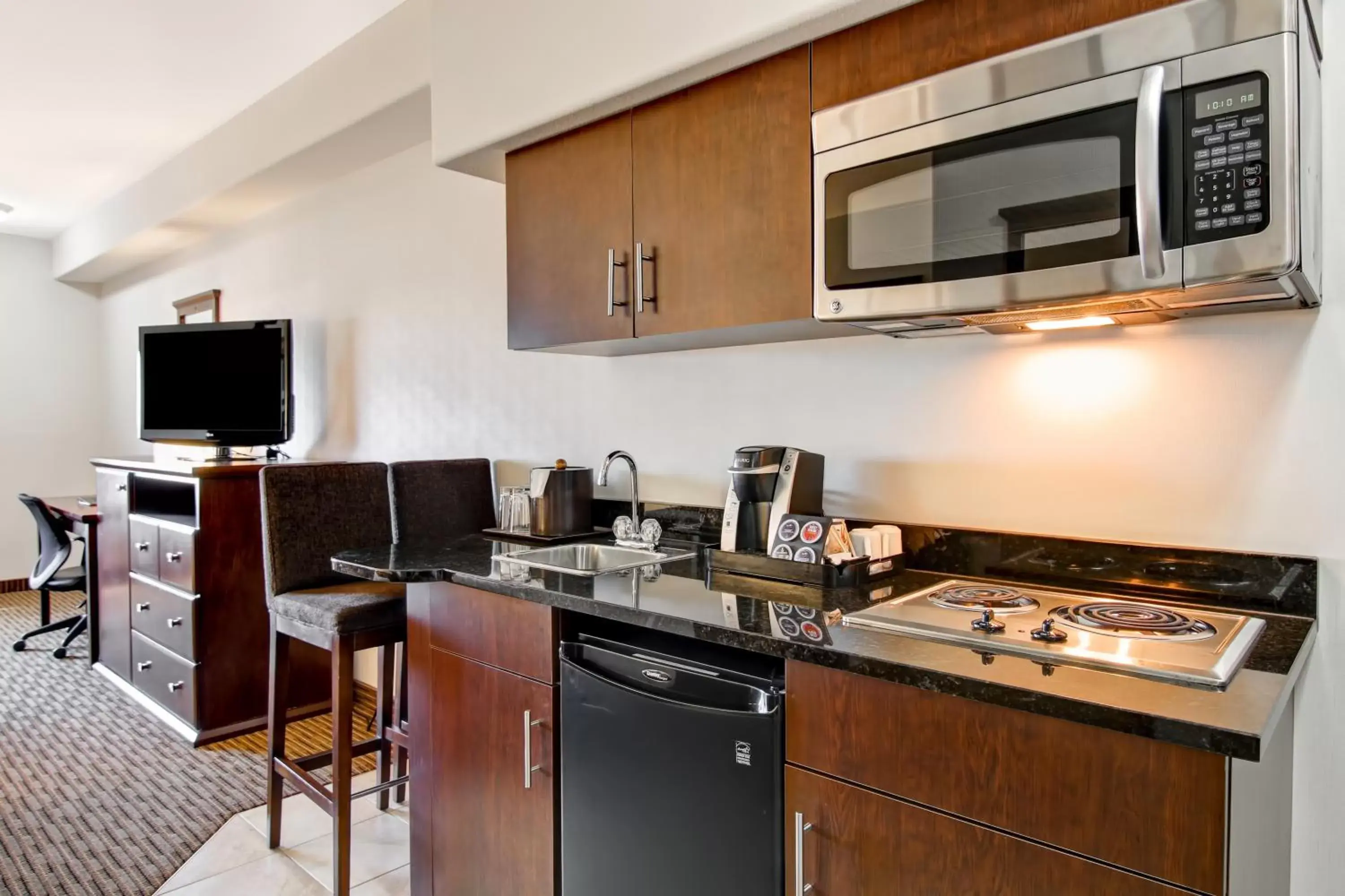 Kitchen/Kitchenette in Canalta Hotel Moosomin