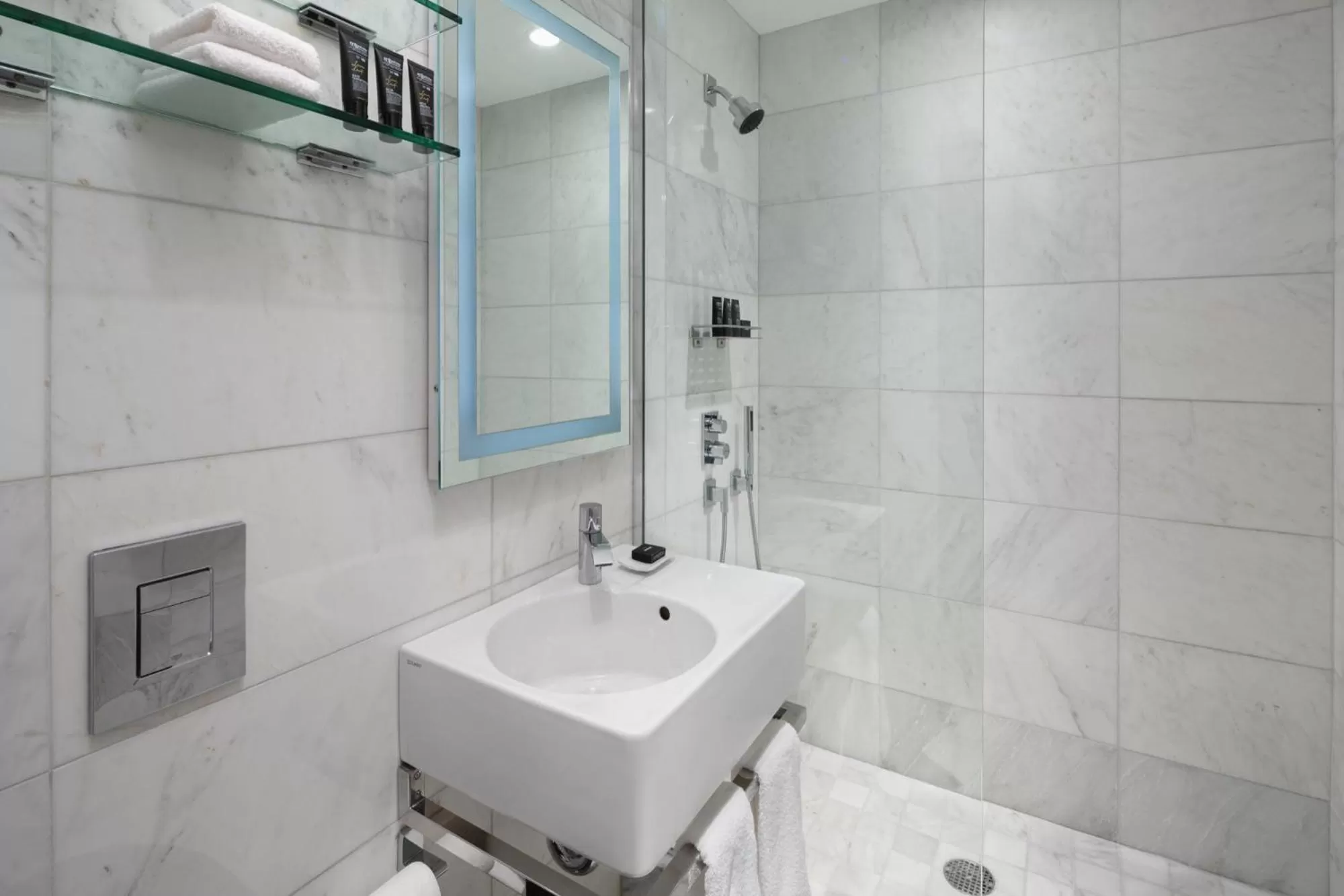 Bathroom in Dream Midtown, by Hyatt