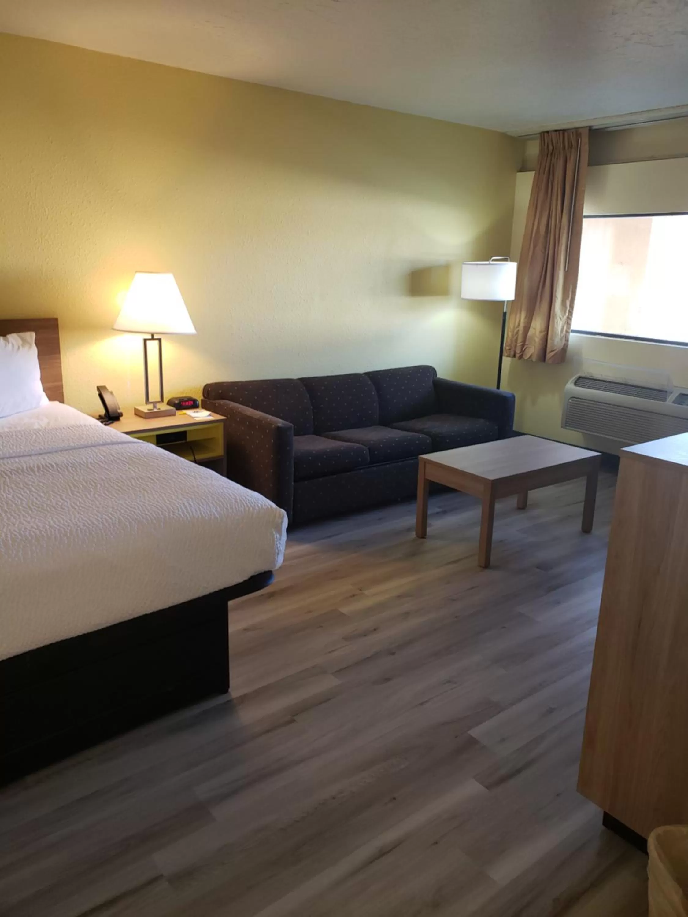 Property building, Bed in Days Inn & Suites by Wyndham Clovis