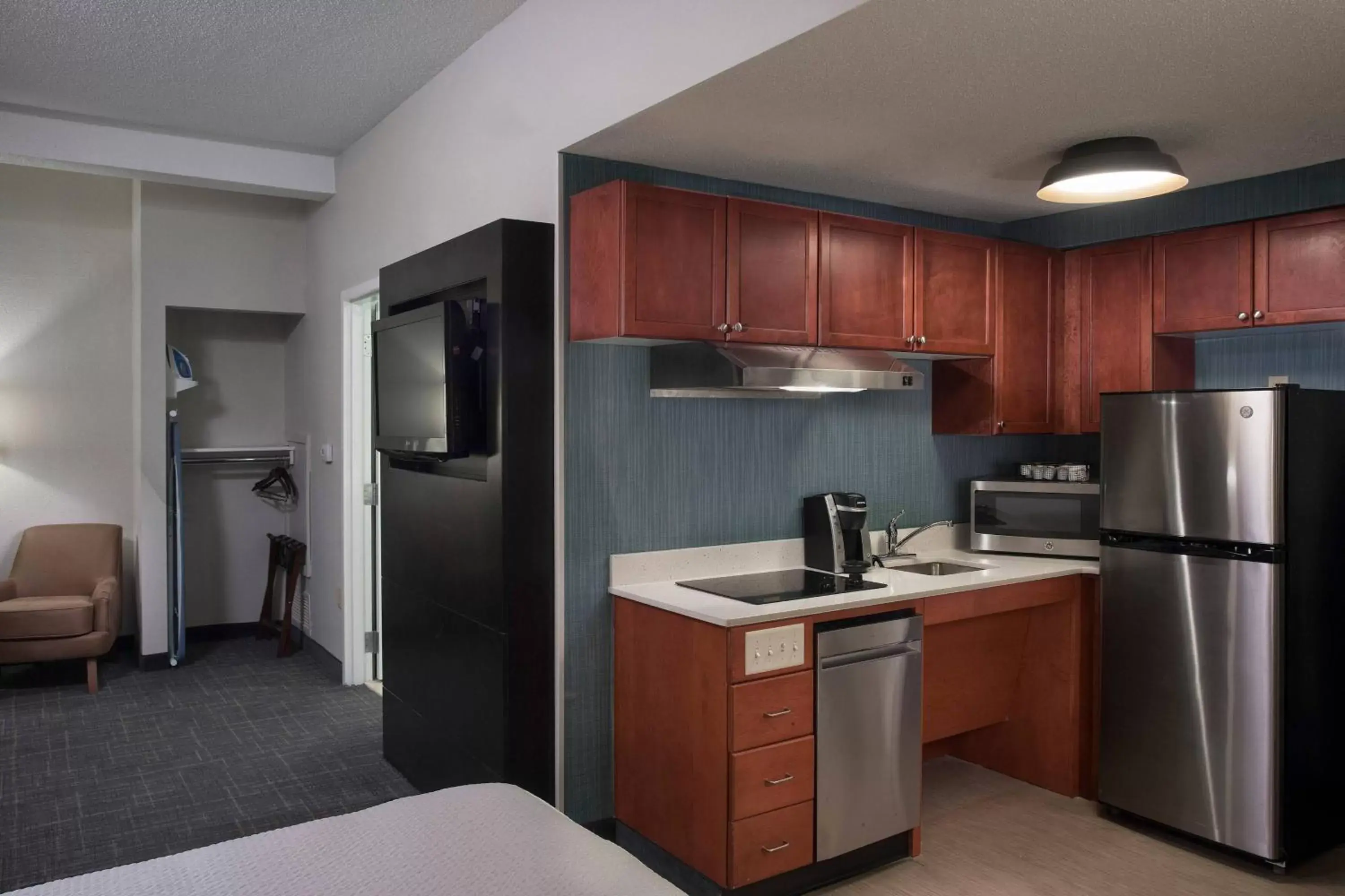 Photo of the whole room, Kitchen/Kitchenette in Residence Inn Memphis Downtown