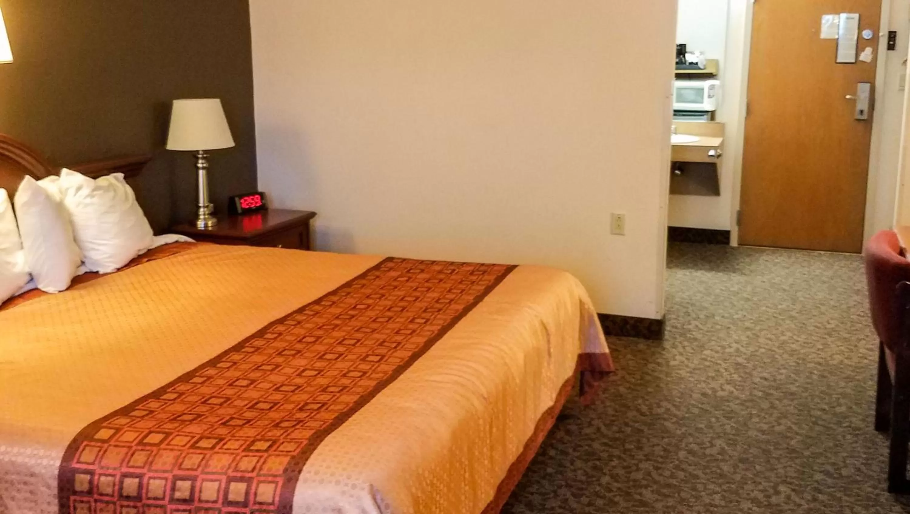 Standard King Room in Ivey's Motor Lodge