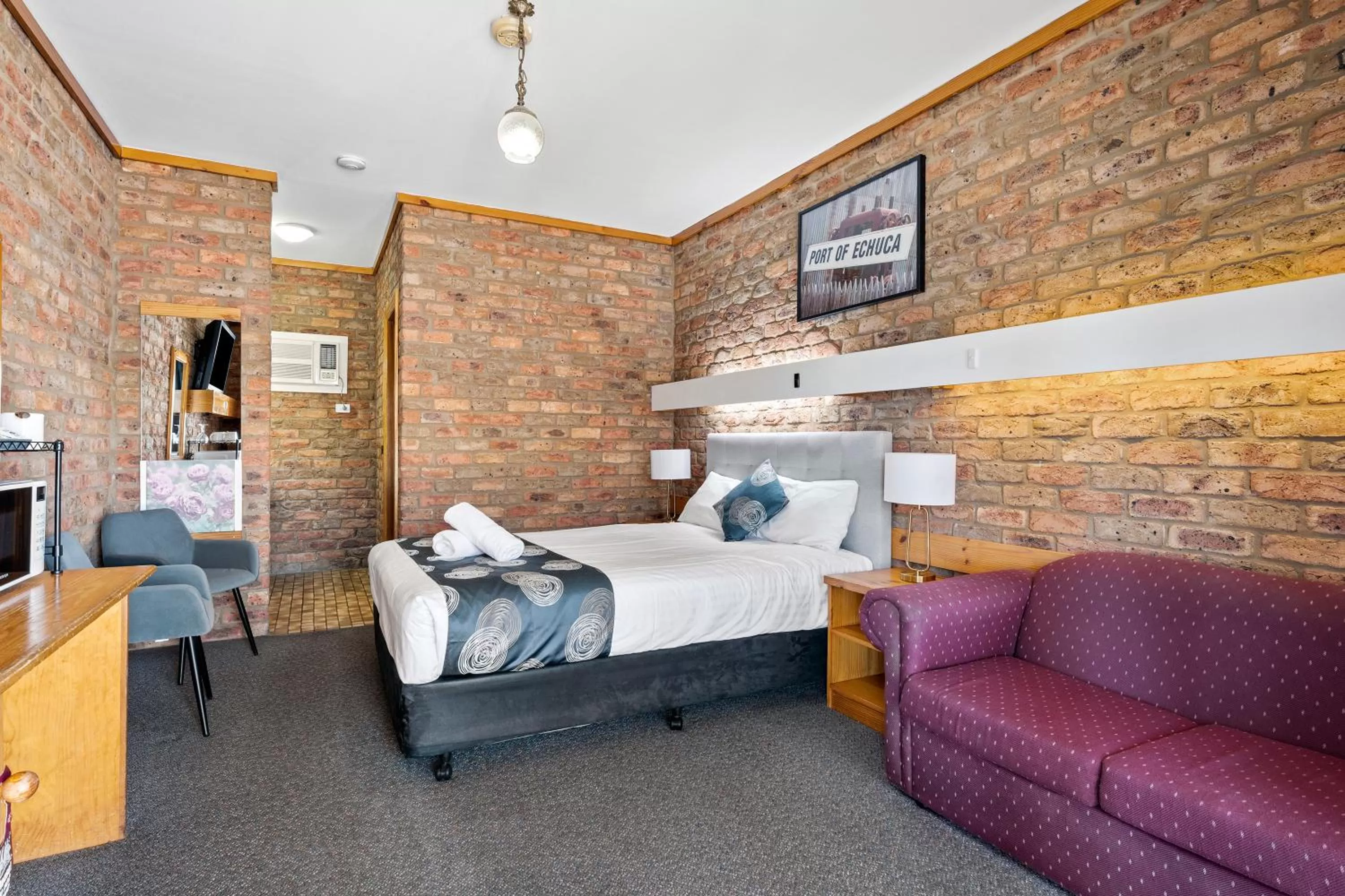 Bed in The Settlement Historic Hotel