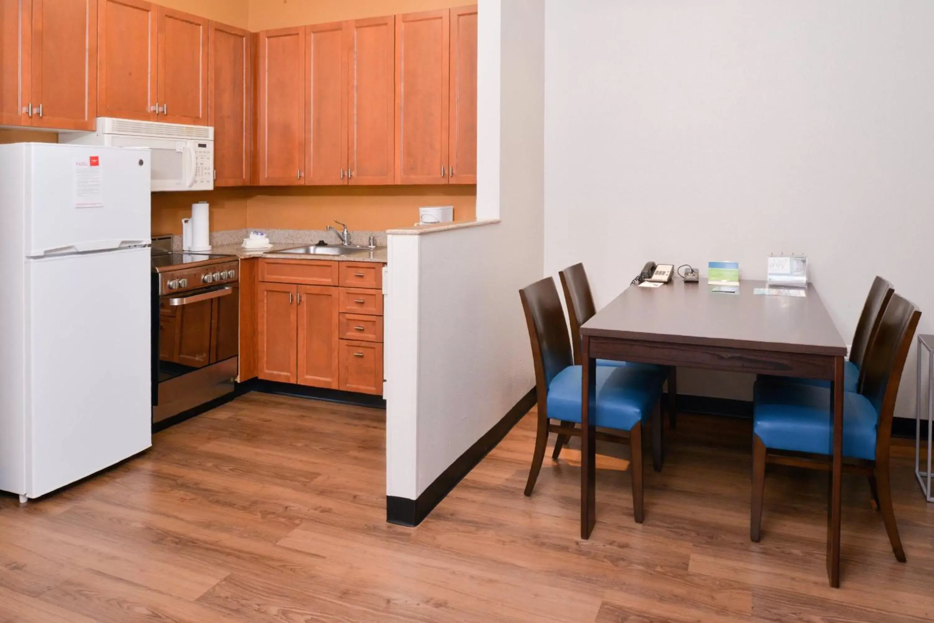 Bedroom, Kitchen/Kitchenette in TownePlace Suites by Marriott Ontario Airport