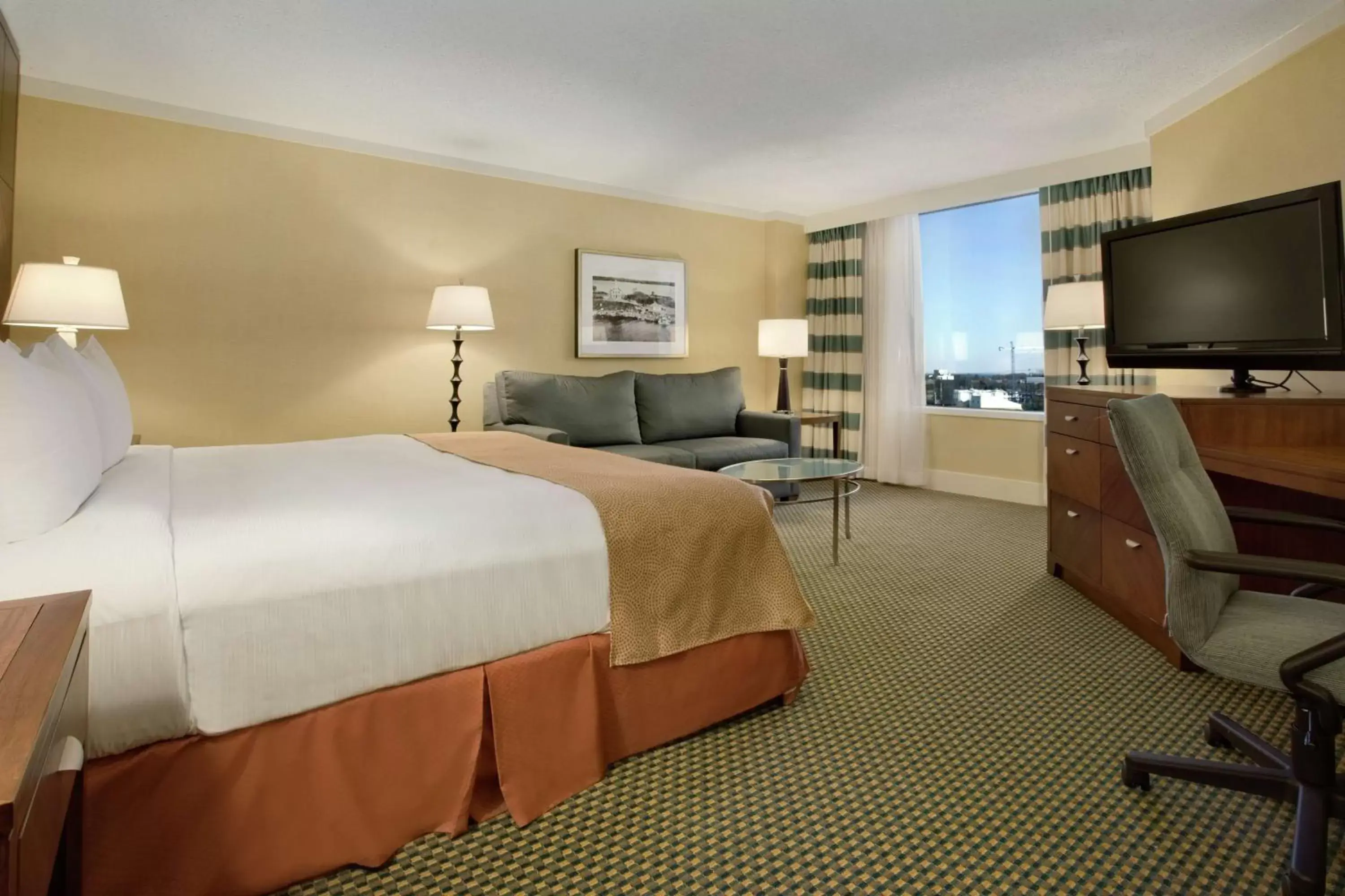 Bed, TV/Entertainment Center in Hilton Stamford Hotel & Executive Meeting Center