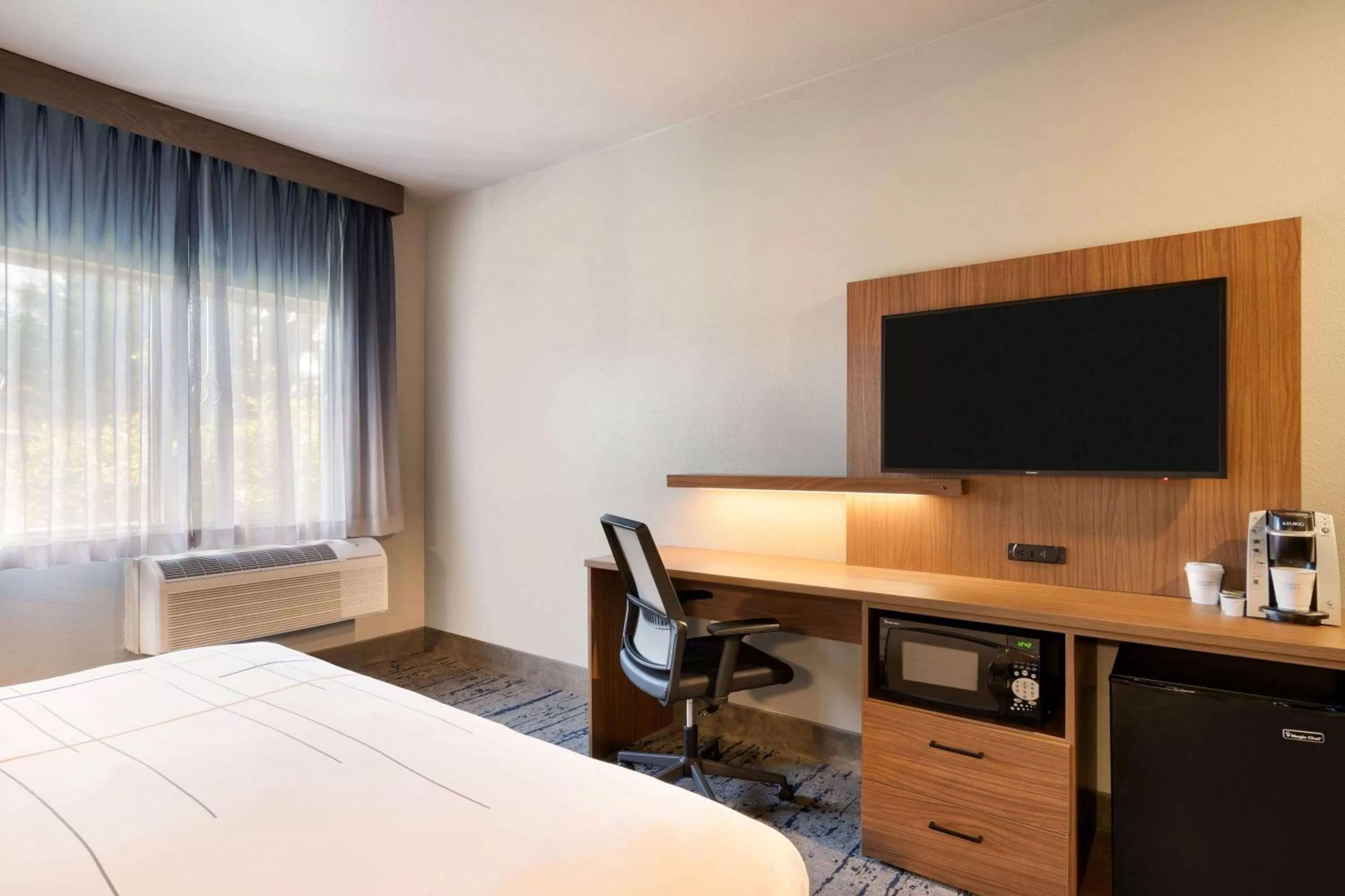 Bed in La Quinta Inn & Suites by Wyndham Springfield