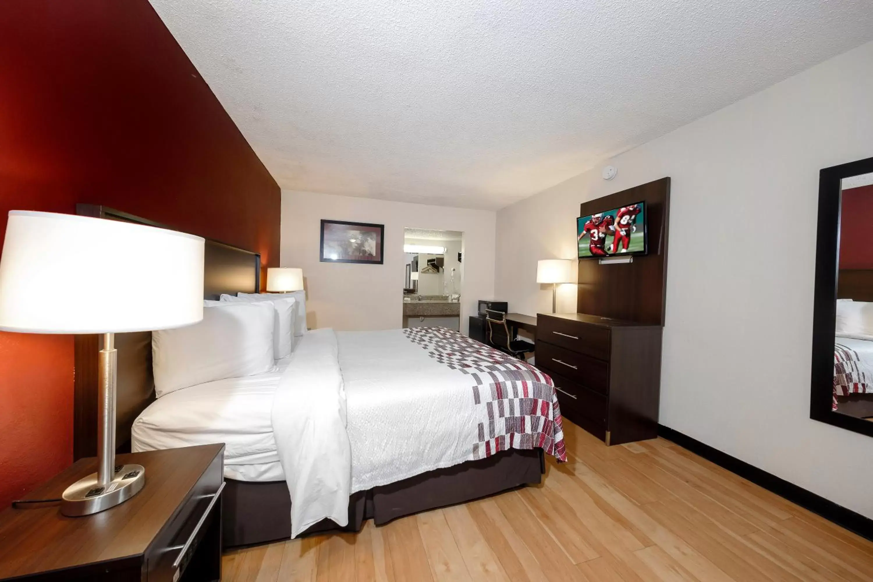 Photo of the whole room, Bed in Red Roof Inn Atlanta - Suwanee/Mall of Georgia