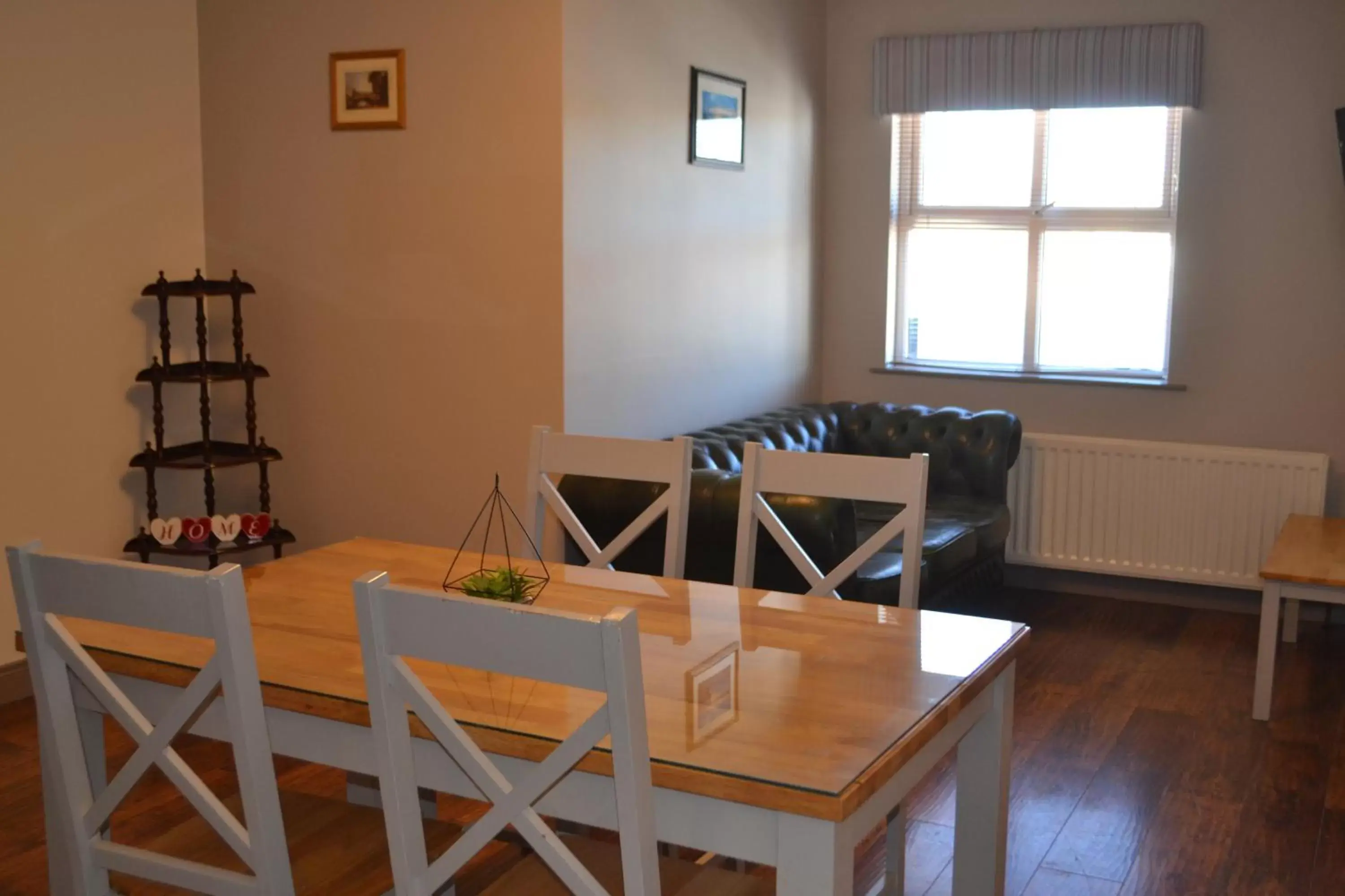 Lounge or bar, Dining Area in Walsh's Hotel and Apartments