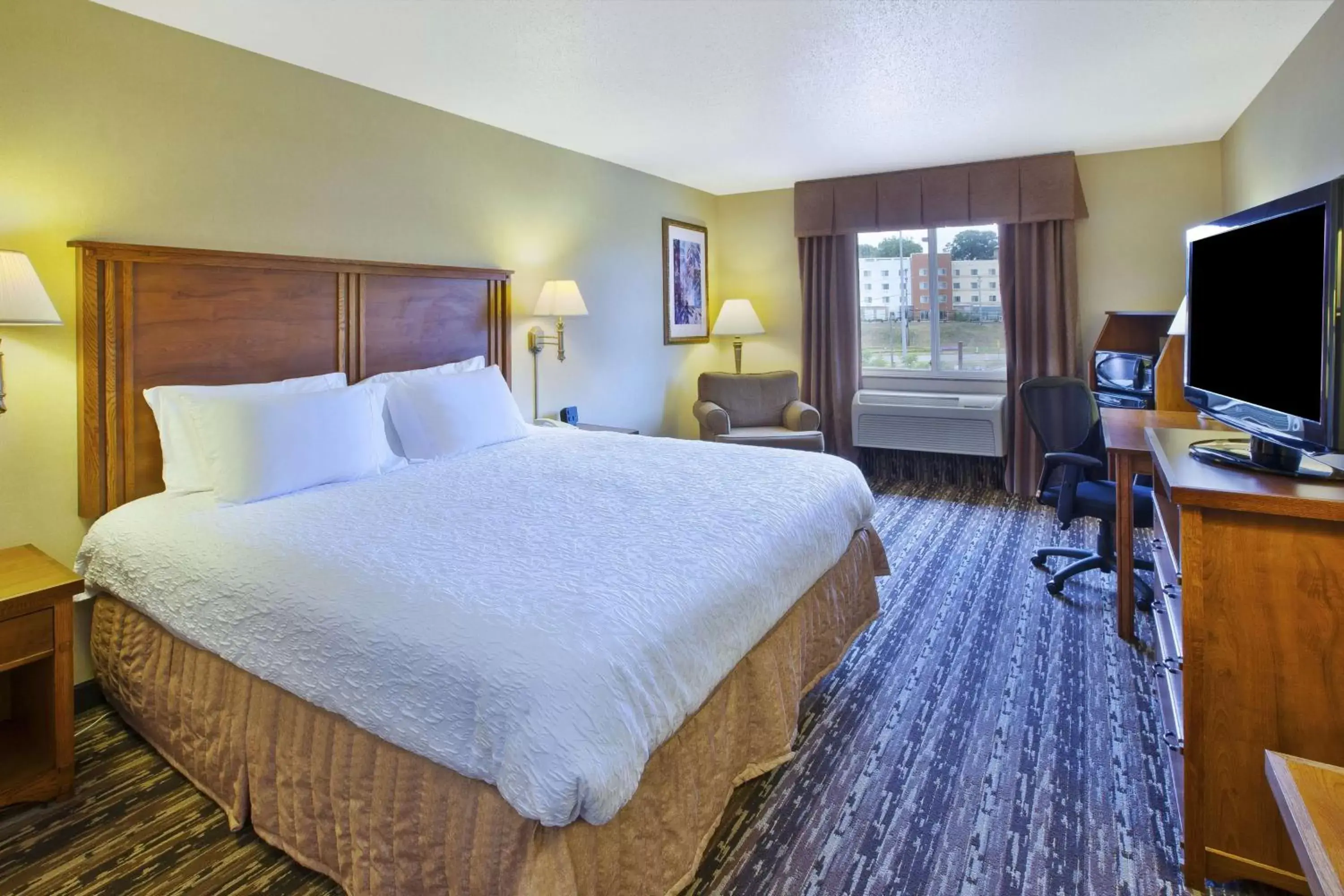 Bedroom, Bed in Hampton Inn Pittsburgh Area-Beaver Valley-Center Township