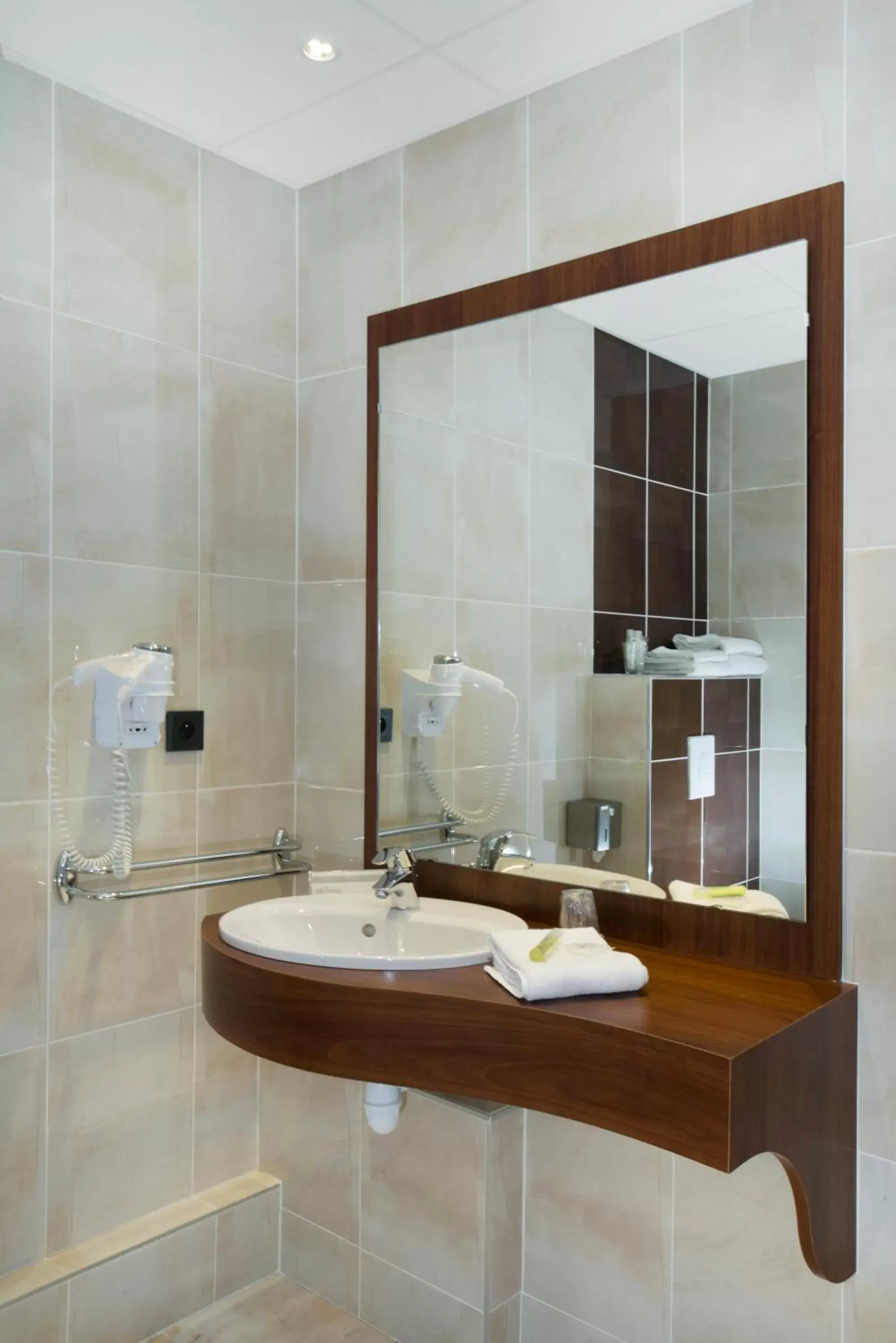 Bathroom in Brit Hotel Tours Sud – Le Cheops