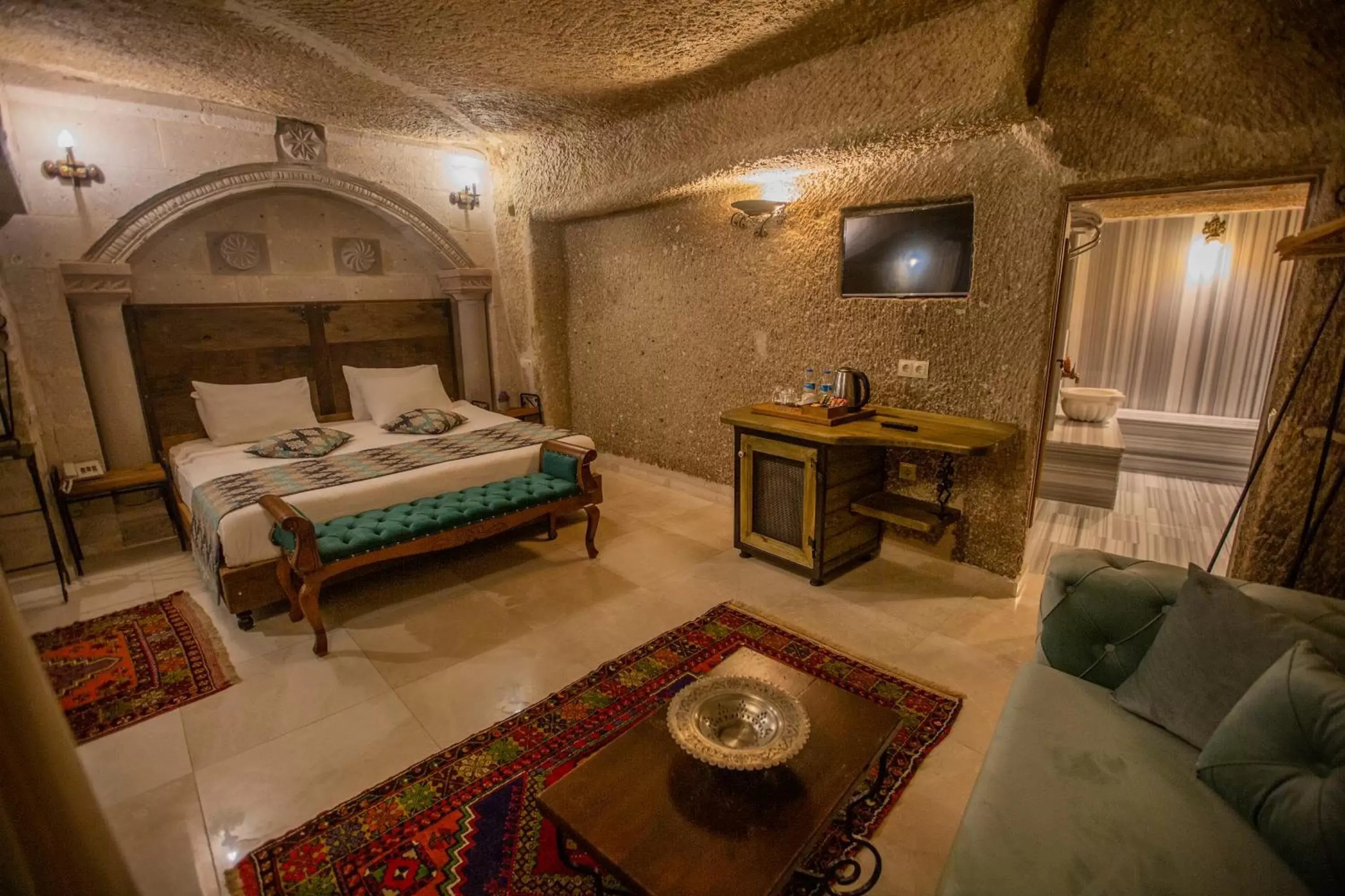 Bed in Divan Cave House