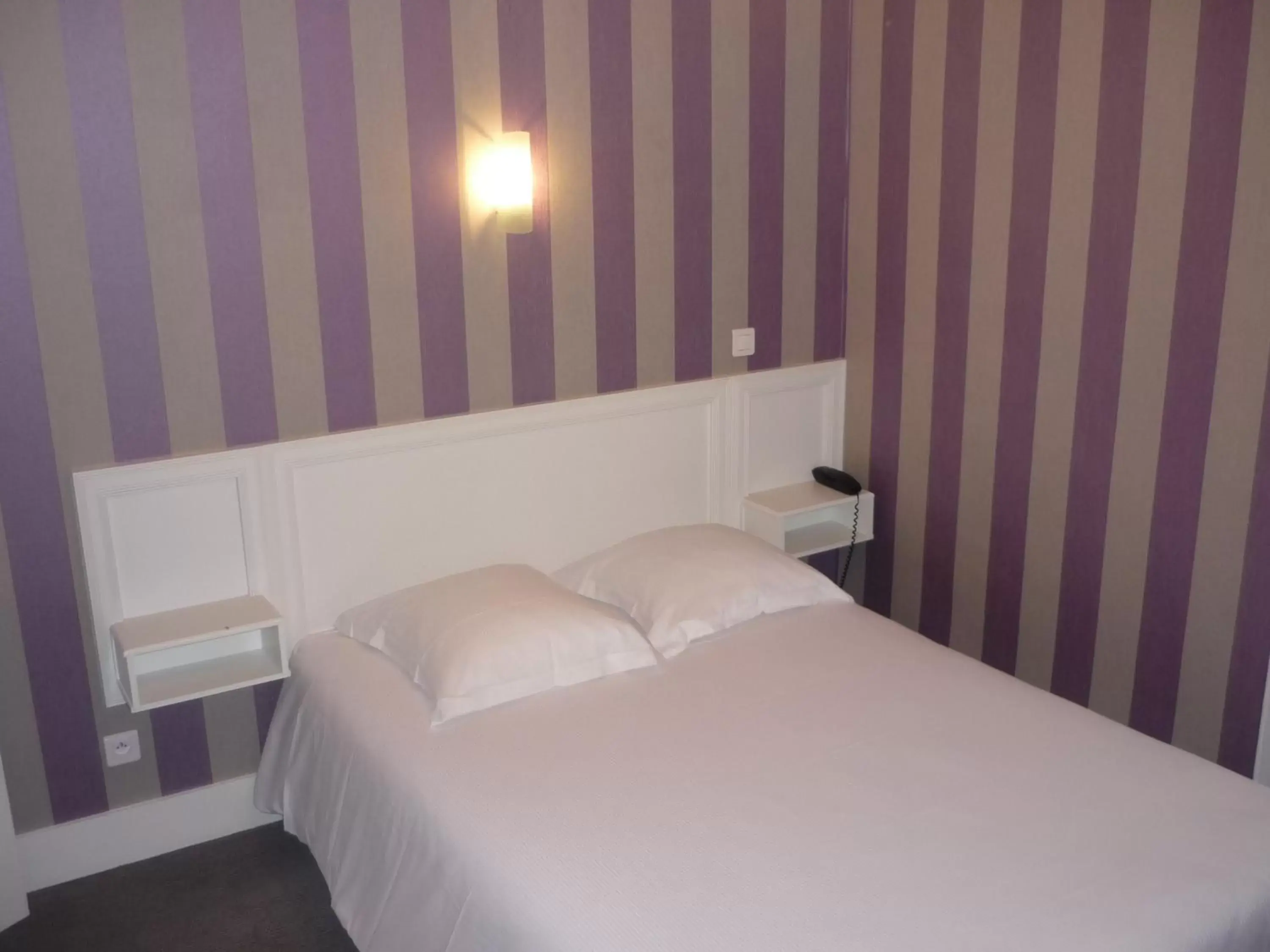 Photo of the whole room, Bed in The Originals Boutique, Hôtel Terminus, Bourg-en-Bresse Gare (Qualys-Hotel)