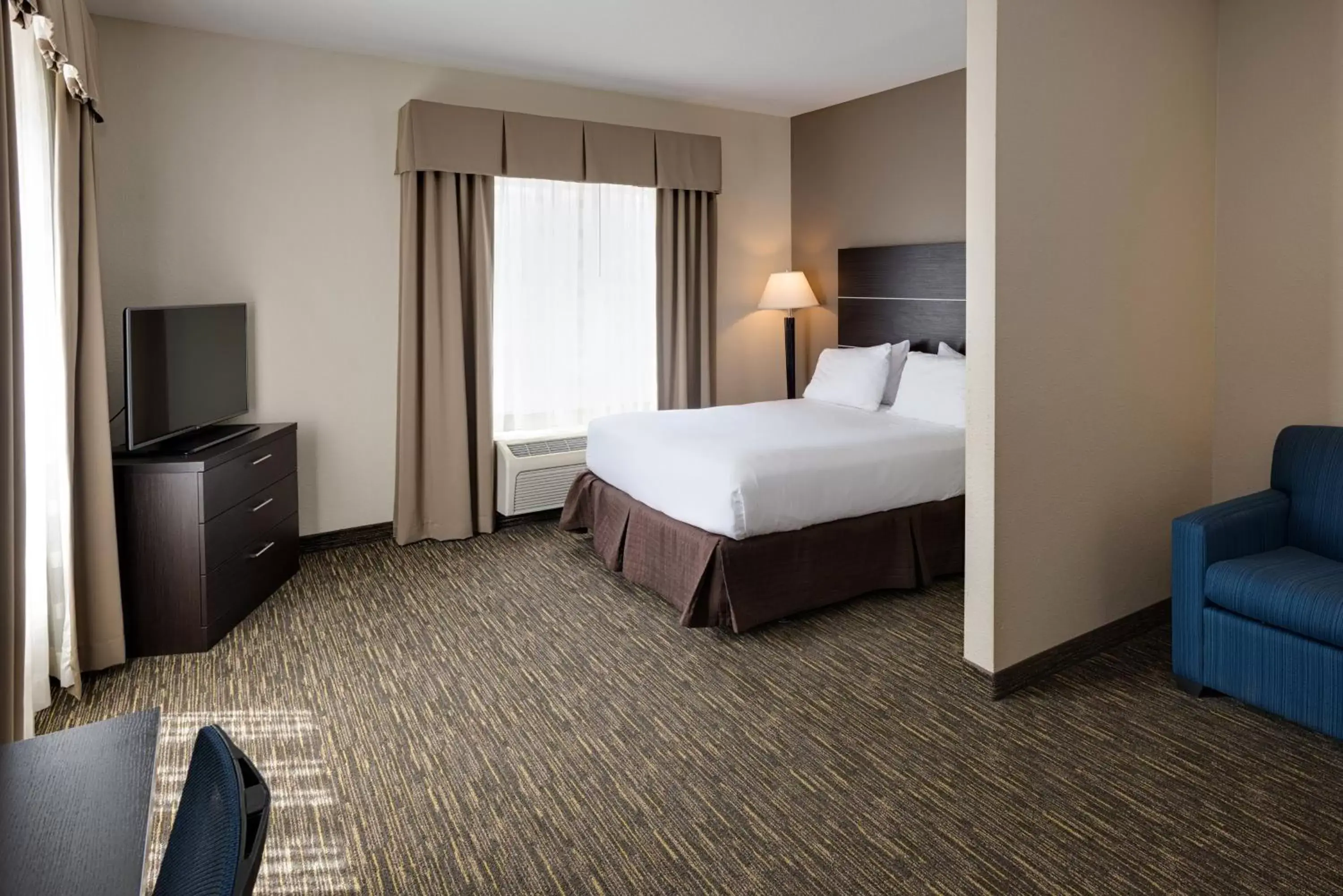 Photo of the whole room, Bed in Holiday Inn Express & Suites East Wichita I-35 Andover, an IHG Hotel