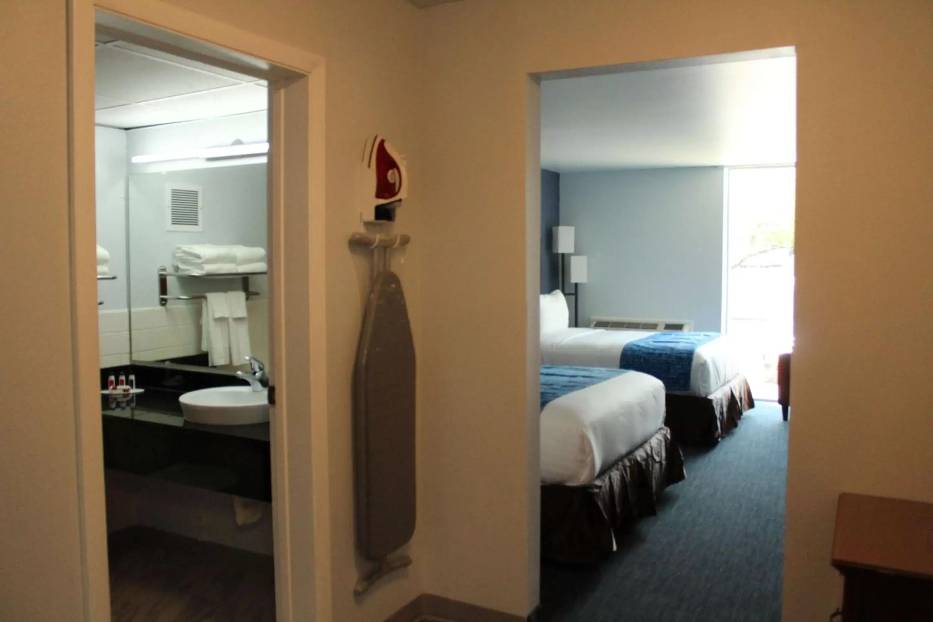 Photo of the whole room, Bathroom in Travelodge by Wyndham Water's Edge Hotel - Racine