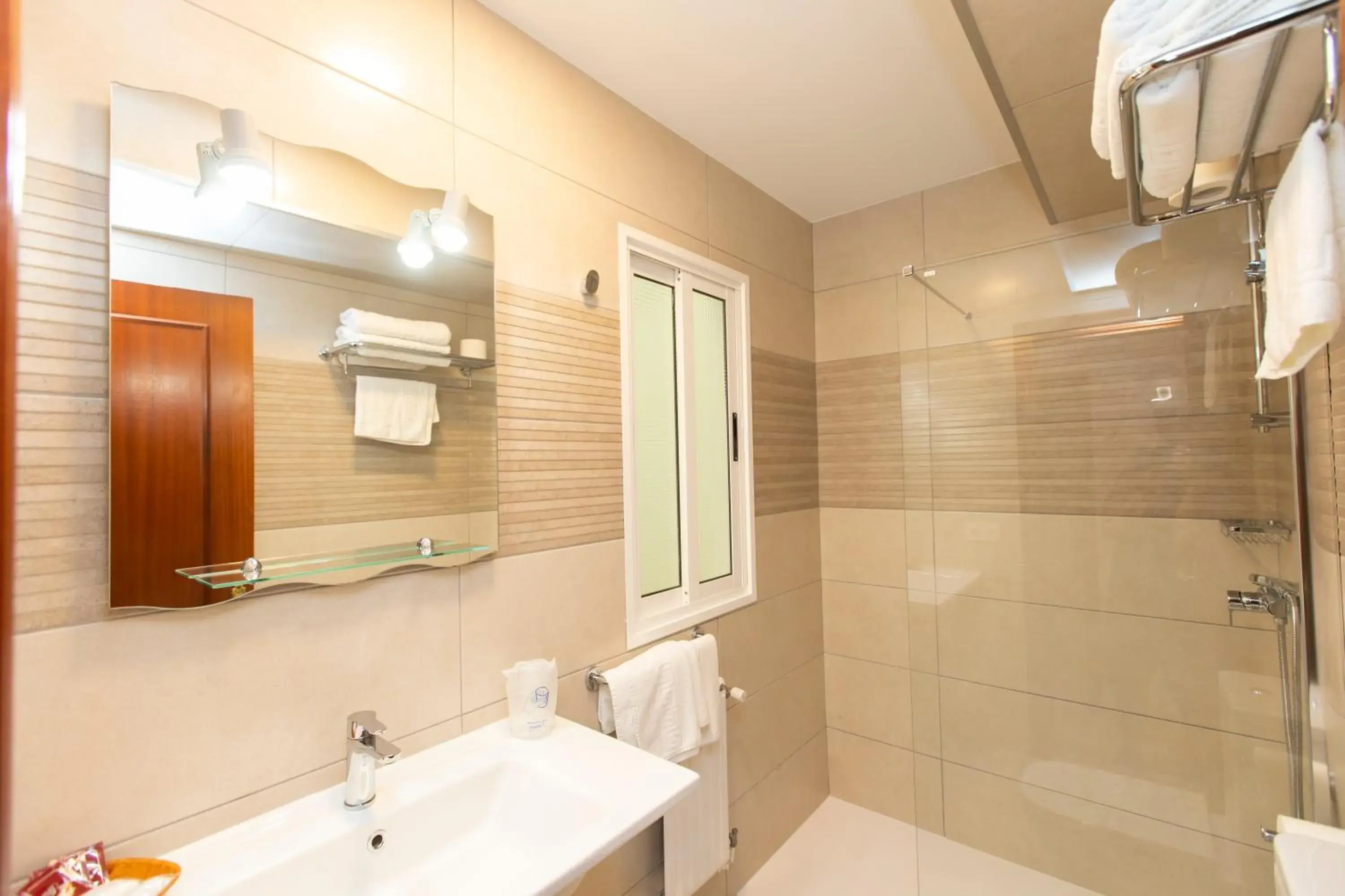 Shower, Bathroom in Hotel Ros Mary