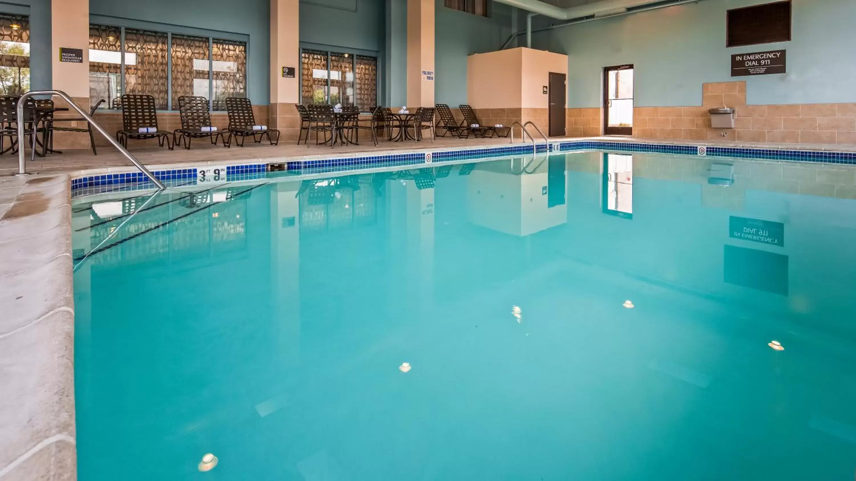 Swimming Pool in Best Western Warren Hotel