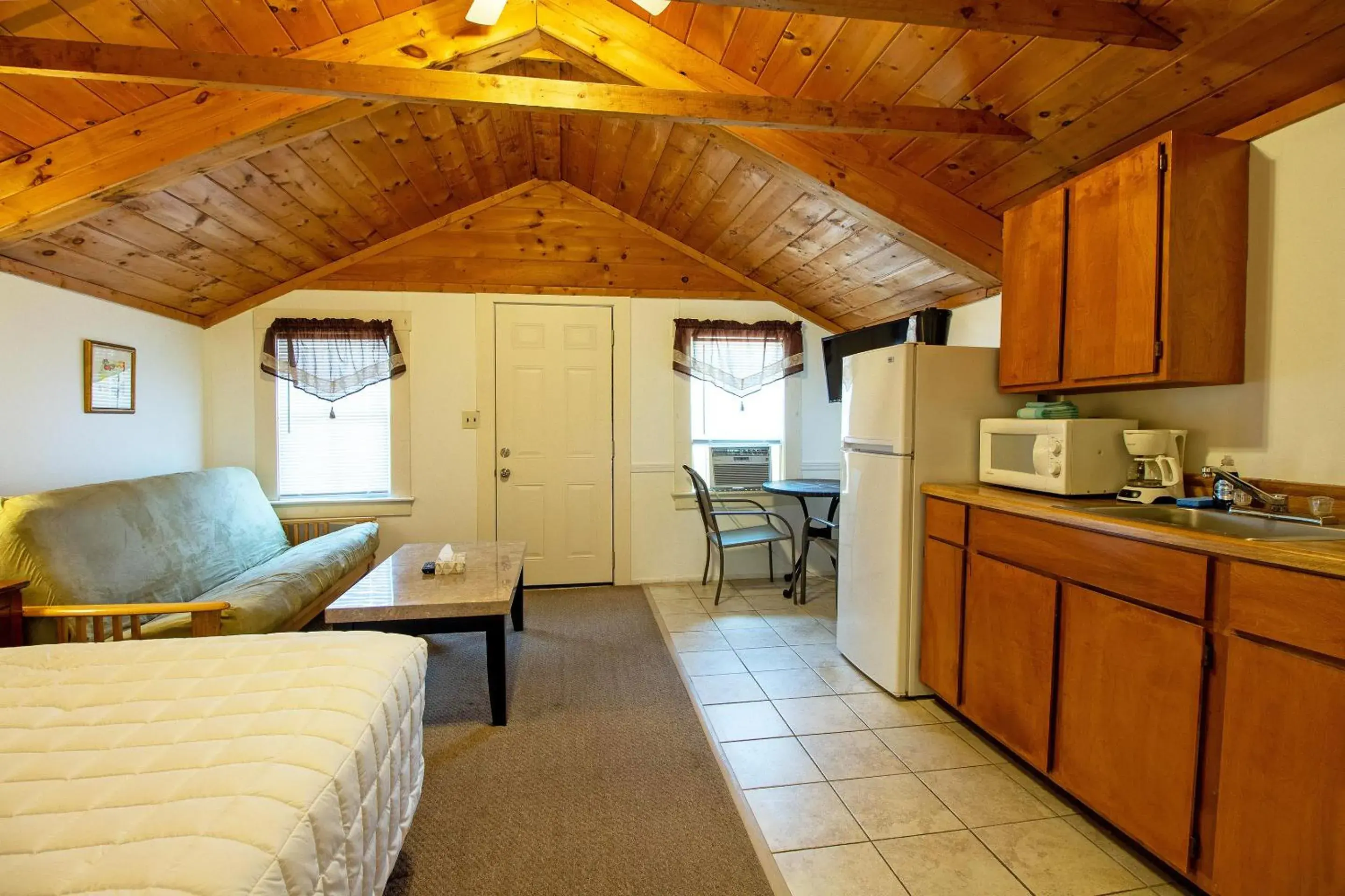 Photo of the whole room, Kitchen/Kitchenette in Half Moon Motel & Cottages