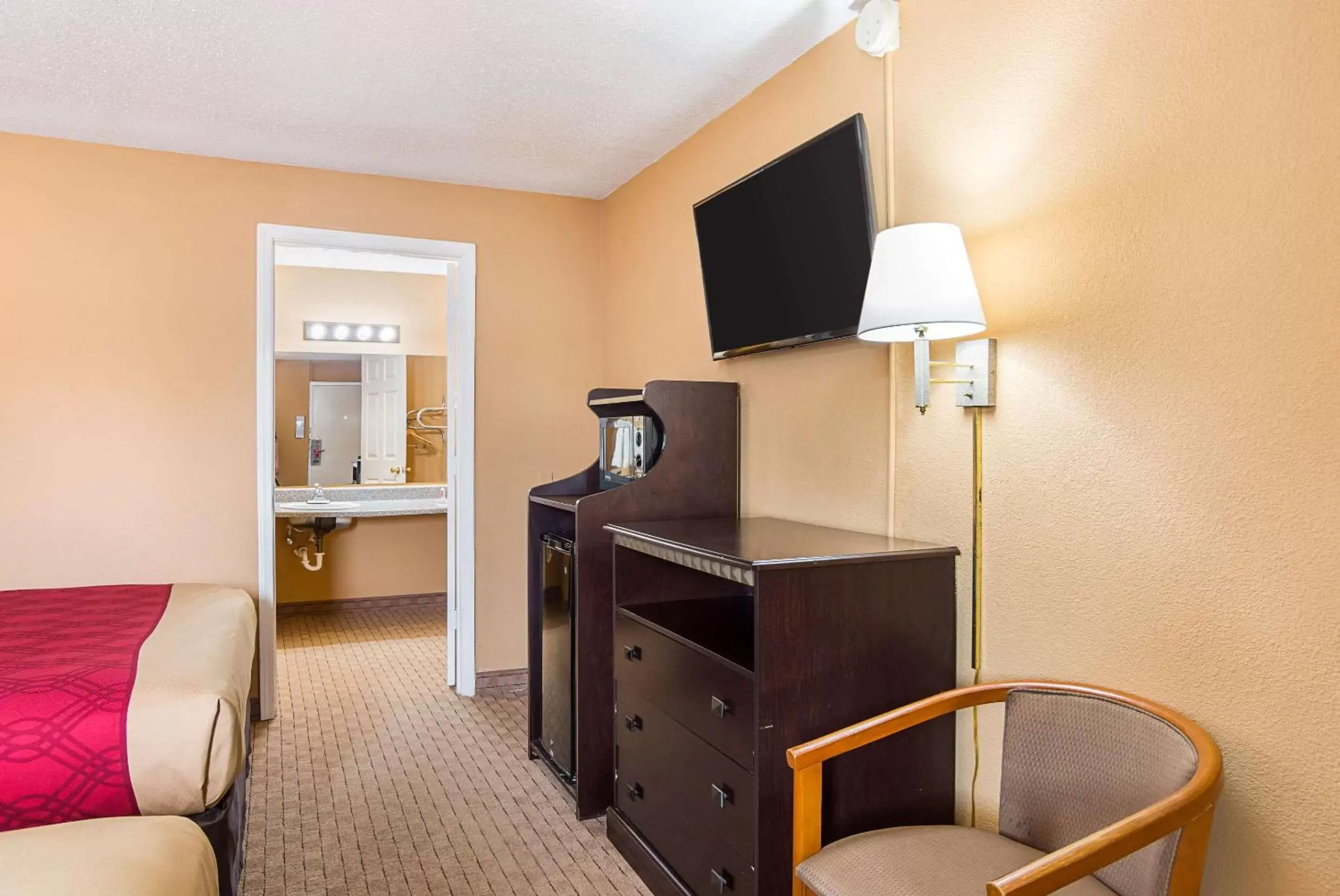 Photo of the whole room, TV/Entertainment Center in Econo Lodge Jacksonville near Little Rock Air Force Base