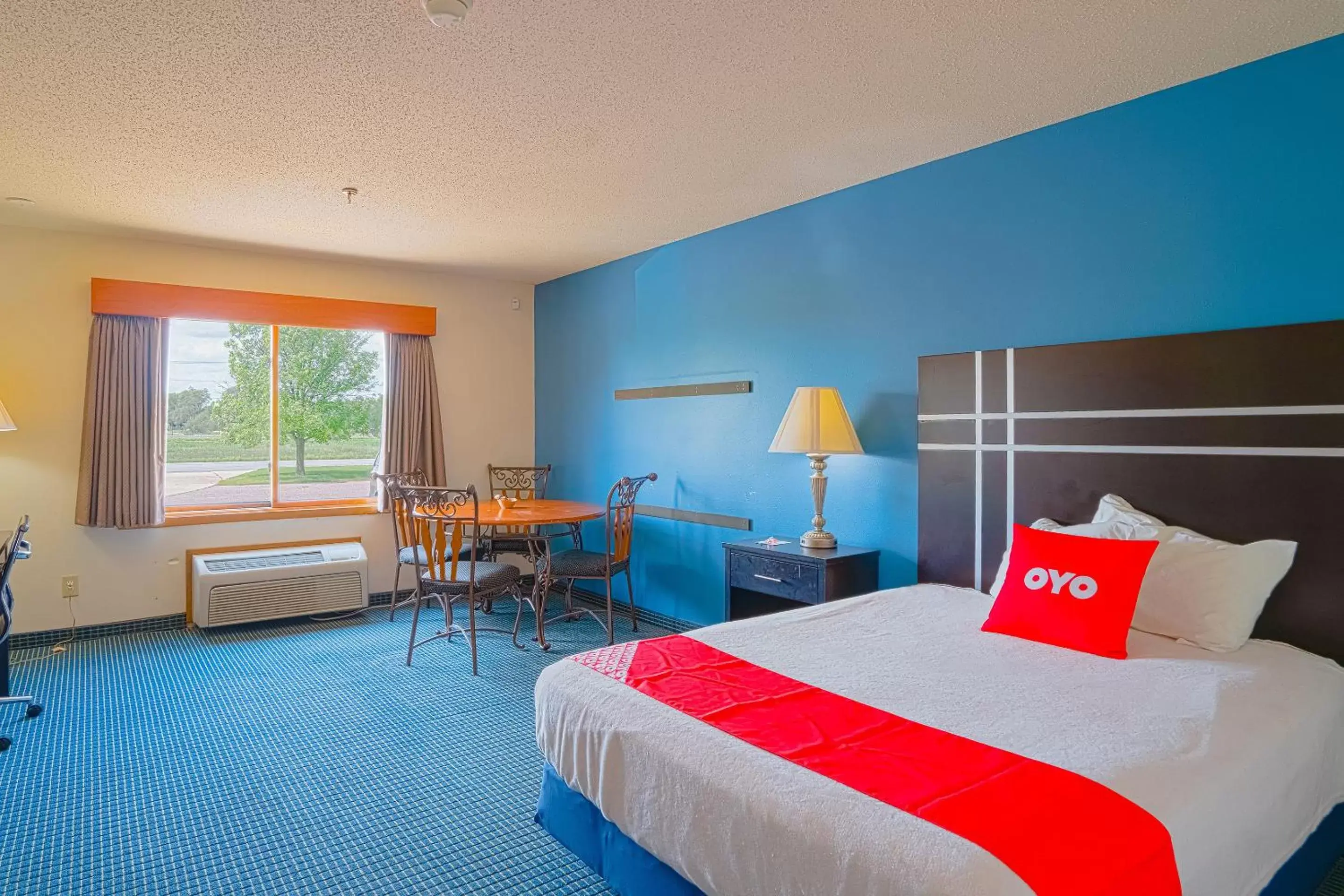 Bedroom in OYO Hotel Redwood Falls near Jackpot Casino