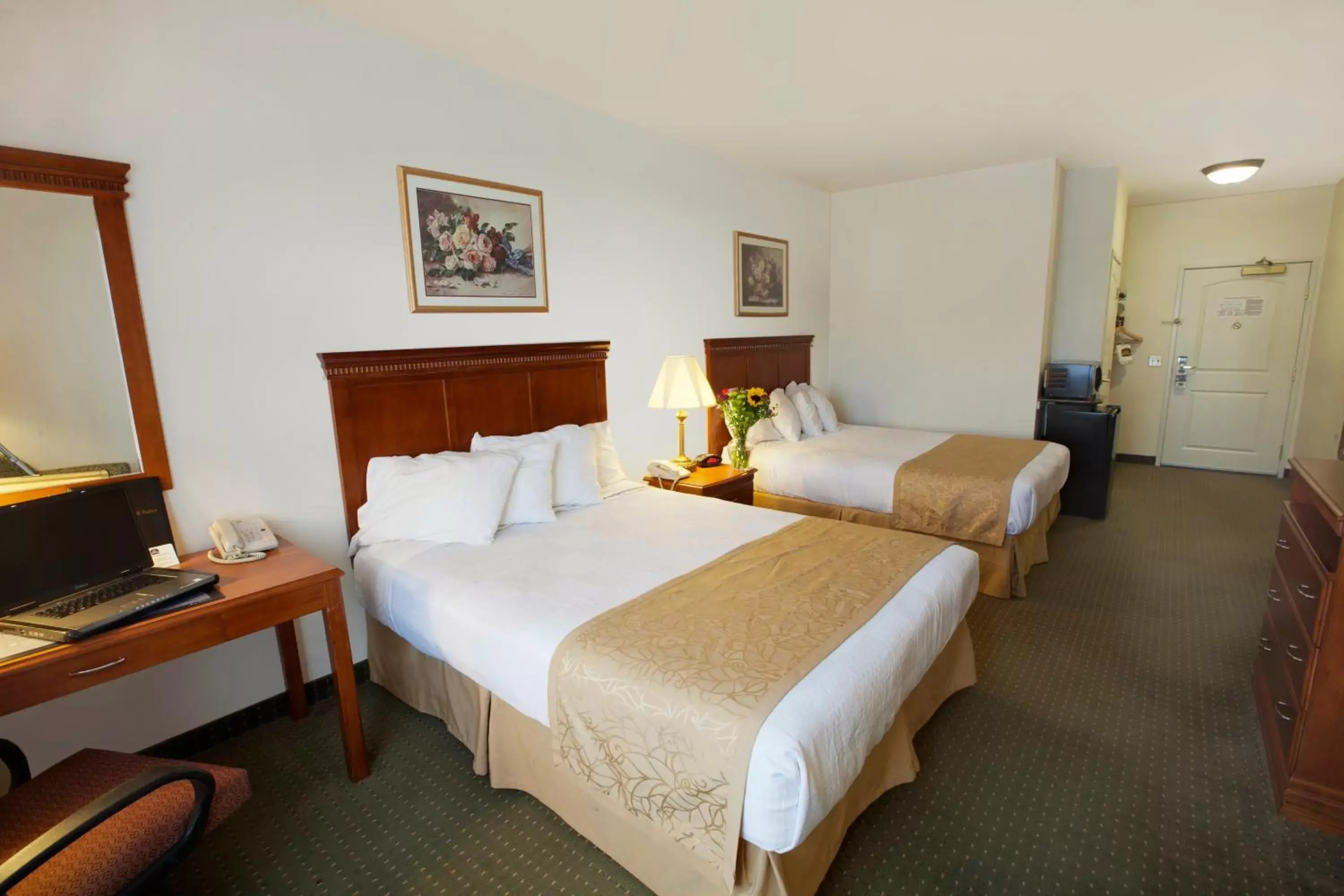 Bed in Best Western Plus Lake Elsinore Inn & Suites
