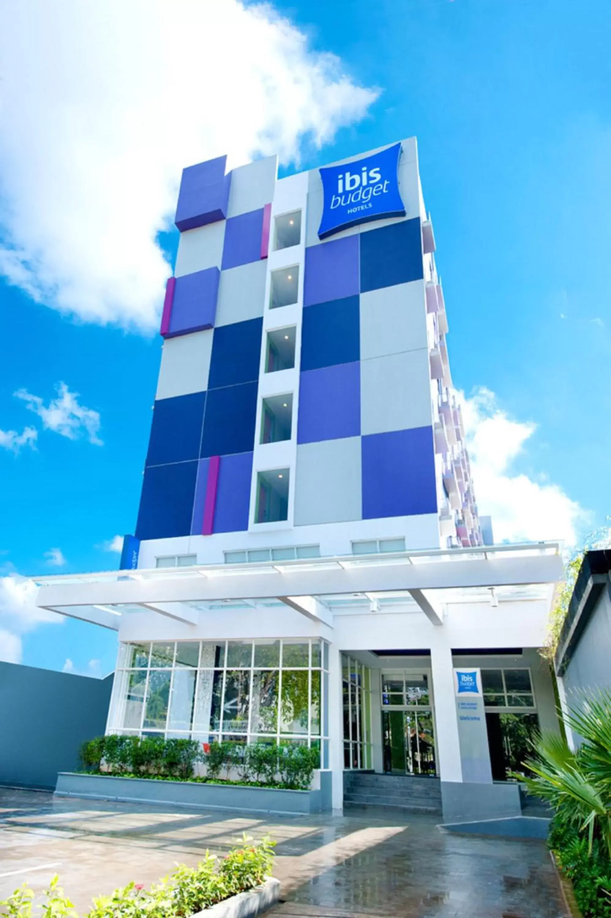 Facade/entrance, Property Building in Ibis Budget Semarang Tendean - CHSE Certified